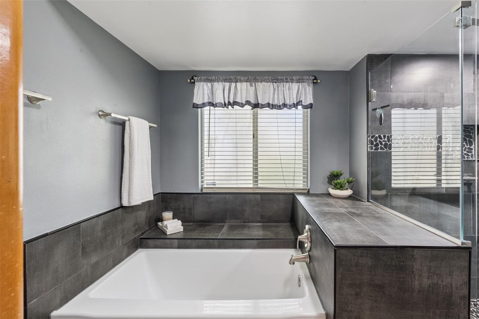 Inviting Tub For Soaking All Your Troubles Away - 288 RINGWOOD DR, WINTER SPRINGS