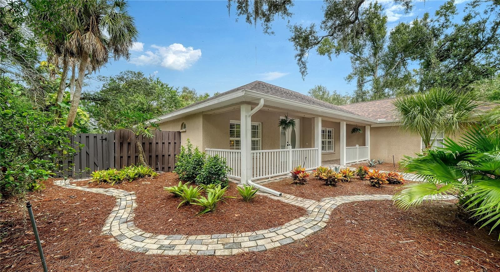 Spacious front porch - 2166 SYLVAN LEA DR, SARASOTA