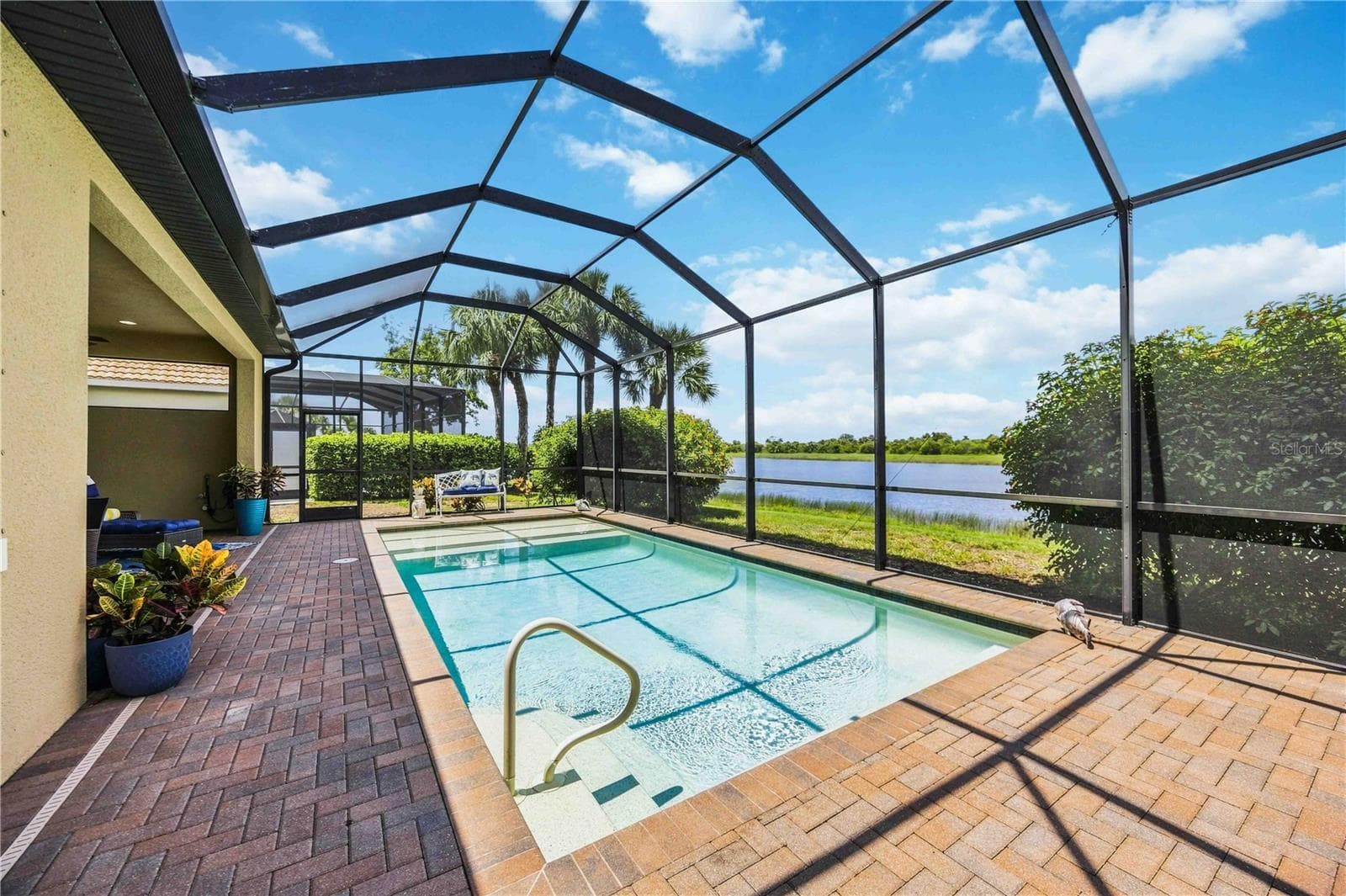 he pool overlooks water and Greenbelt - no one can ever build there. - 23781 WAVERLY CIR, VENICE