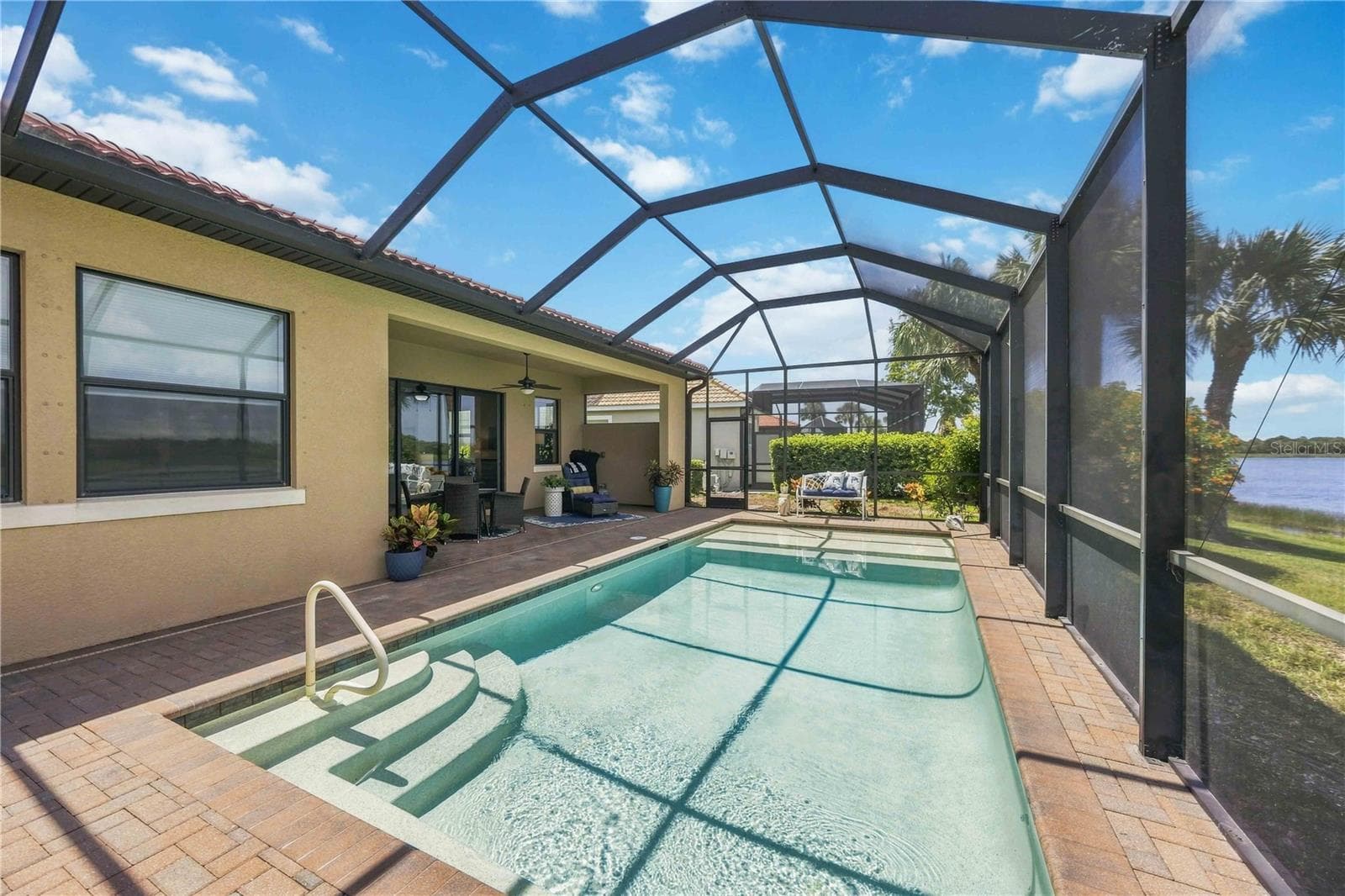 he pool overlooks water and Greenbelt - no one can ever build there. - 23781 WAVERLY CIR, VENICE