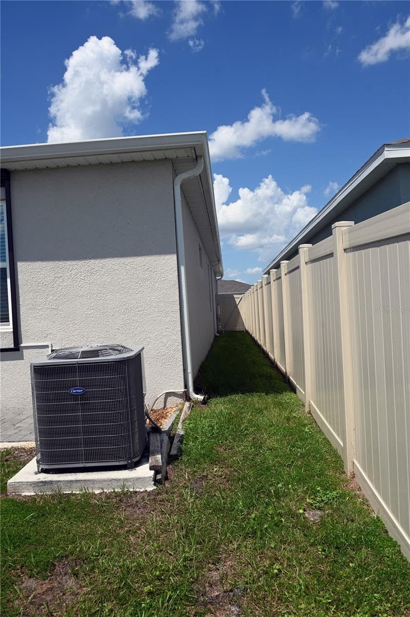 Side privacy fence - 4104 GOOSEBERRY TRL, KISSIMMEE
