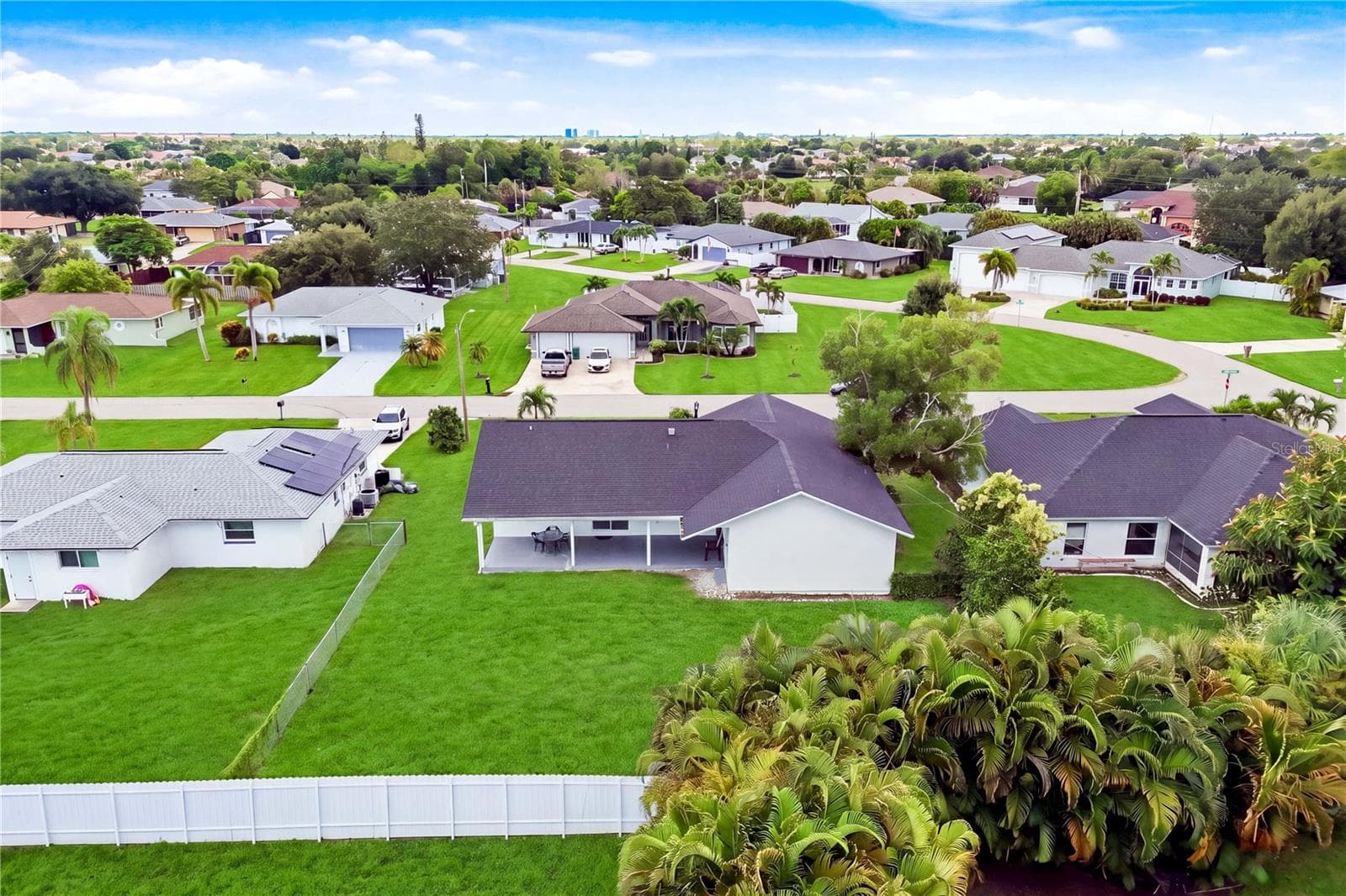 Welcome to 256 SE Santa Barbara Pl, a WELL-MAINTAINED 3 BED + 2 BATH home combining MODERN CONTEMPORARY FINISHES, extensive improvements, exceptional indoor/outdoor living & a HUGE BACKYARD! - 256 SE SANTA BARBARA PL, CAPE CORAL