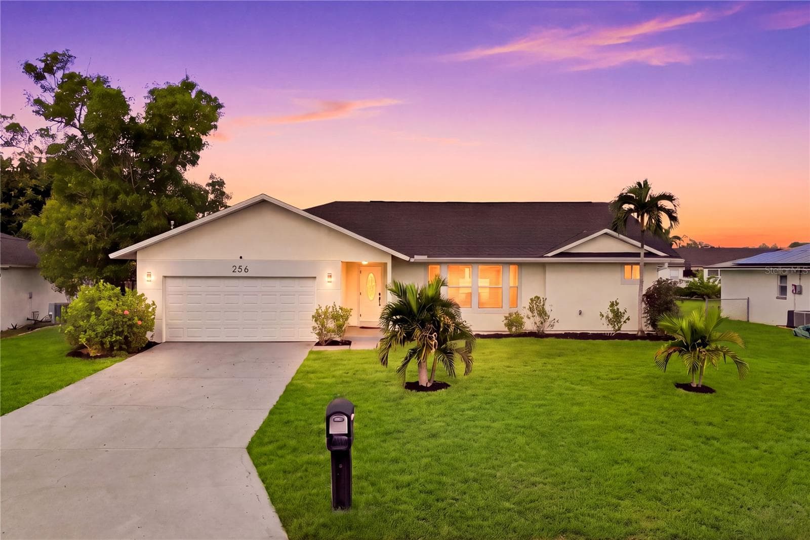 NO HOA + NO FLOOD INSURANCE REQUIRED + CITY WATER & CITY SEWER w/ PAID ASSESSMENTS! - 256 SE SANTA BARBARA PL, CAPE CORAL