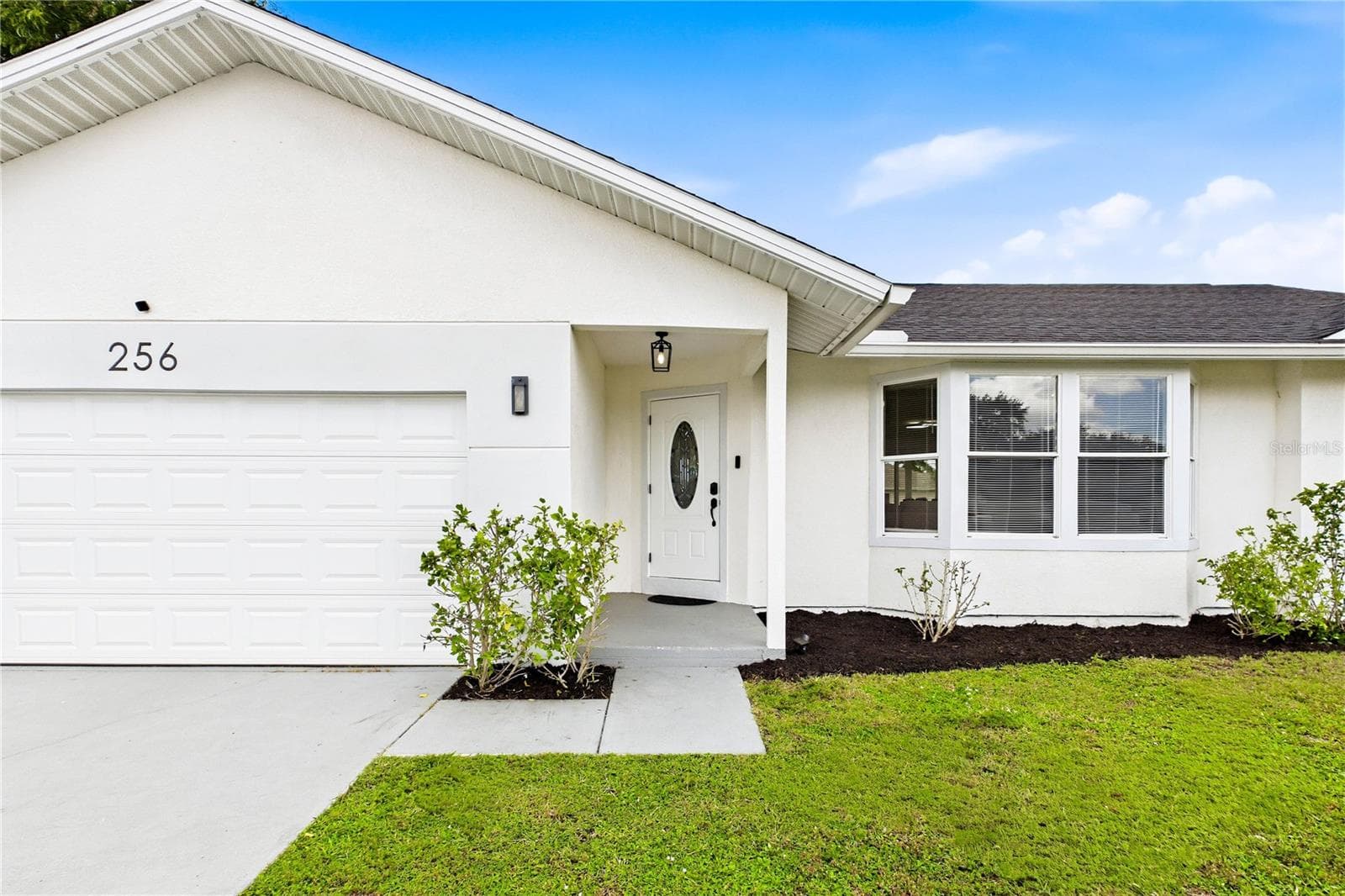 + NO FLOOD INSURANCE REQUIRED + FURNISHED + HUGE YARD + CENTRAL LOCATION, WELCOME TO YOUR SWFL PARADISE! - 256 SE SANTA BARBARA PL, CAPE CORAL