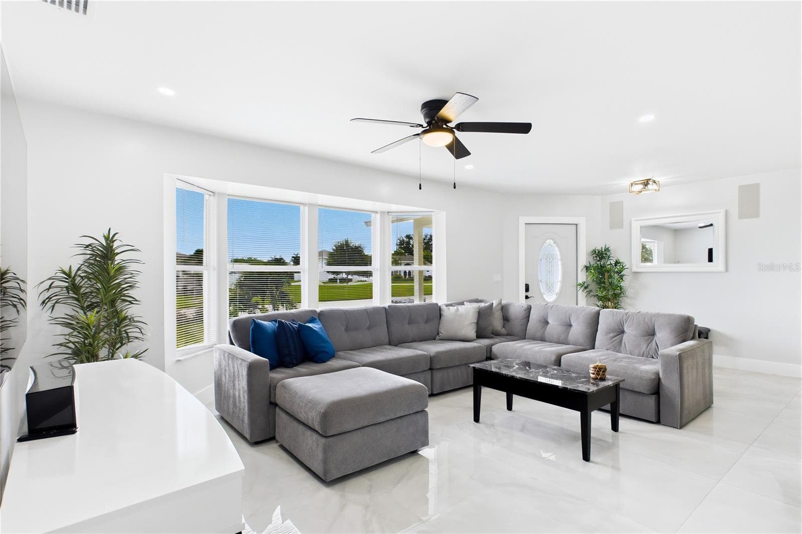 Seamless connection to the dining area & kitchen makes this space ideal for ENTERTAINING & enjoying the SWFL LIFESTYLE. - 256 SE SANTA BARBARA PL, CAPE CORAL