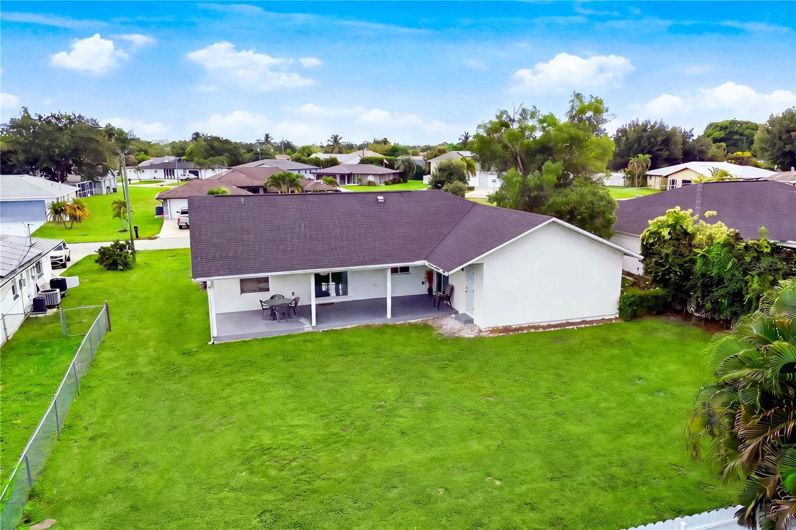 The HUGE BACKYARD offers an incredible amount of green space w/ room to create your future POOL + SPA, outdoor kitchen, garden or private SWFL oasis. - 256 SE SANTA BARBARA PL, CAPE CORAL