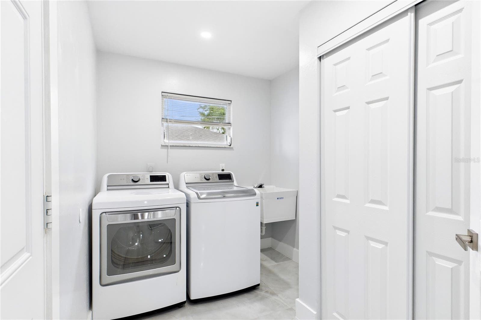 Convenient INDOOR LAUNDRY AREA features LG WASHER + DRYER, a utility LAUNDRY TUB & dedicated space for added everyday functionality and convenience. - 256 SE SANTA BARBARA PL, CAPE CORAL