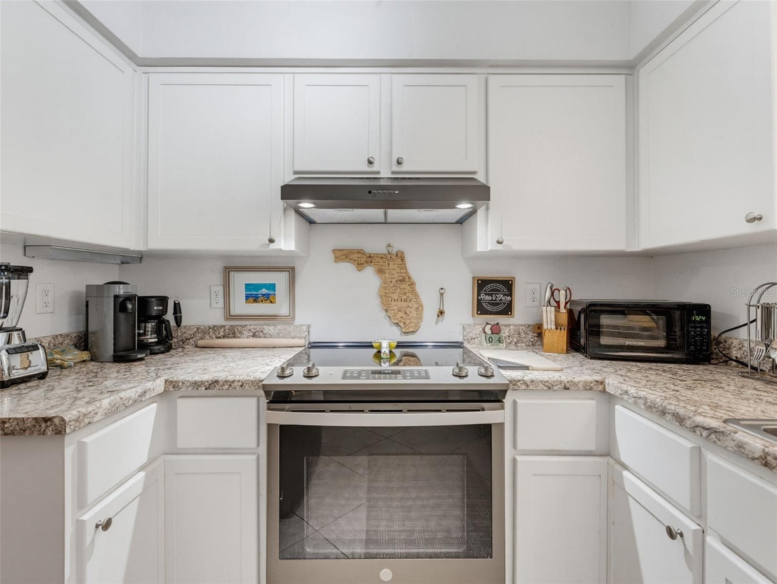 BEAUTIFUL KITCHEN FOR THE CHEF AND FAMILY - 11113 NORVELL RD, SPRING HILL