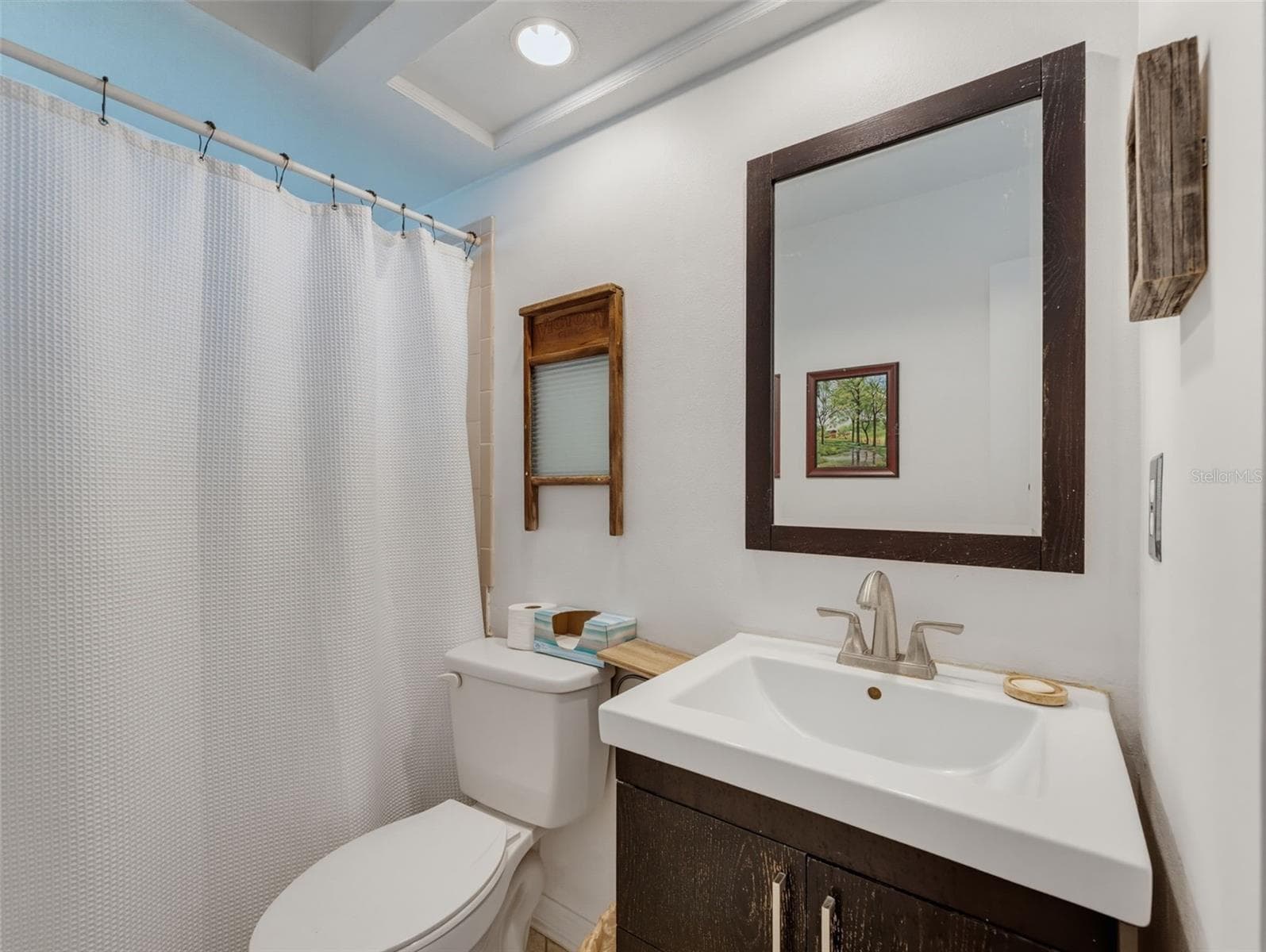 SECONDARY BATH WITH UPGRADED VANITY AND MIRROR - 11113 NORVELL RD, SPRING HILL