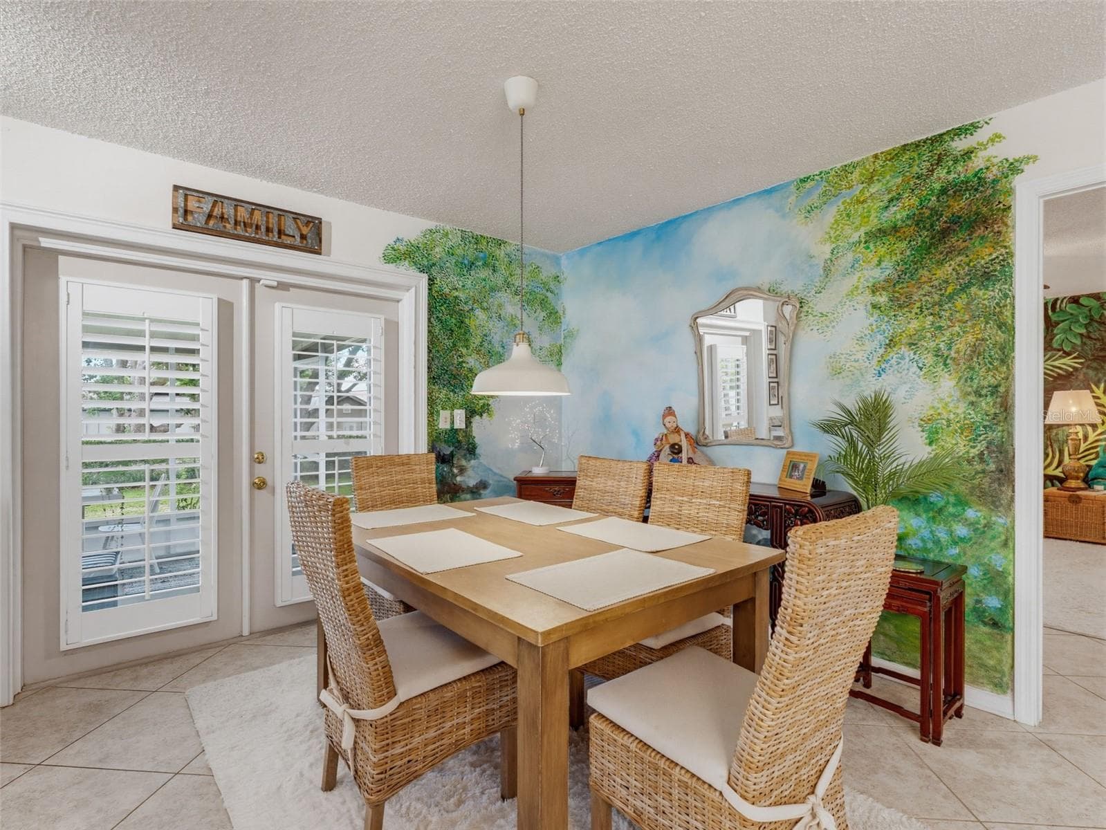 COZY SEATING AREA - 11113 NORVELL RD, SPRING HILL
