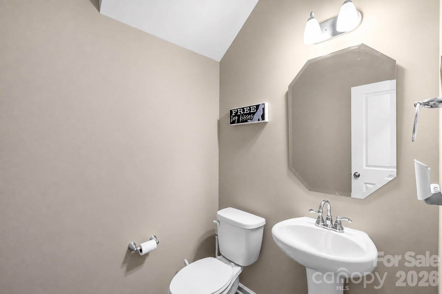 Single Family Residence at 525 Newfound Hollow Drive, Charlotte, photo 20 of 47