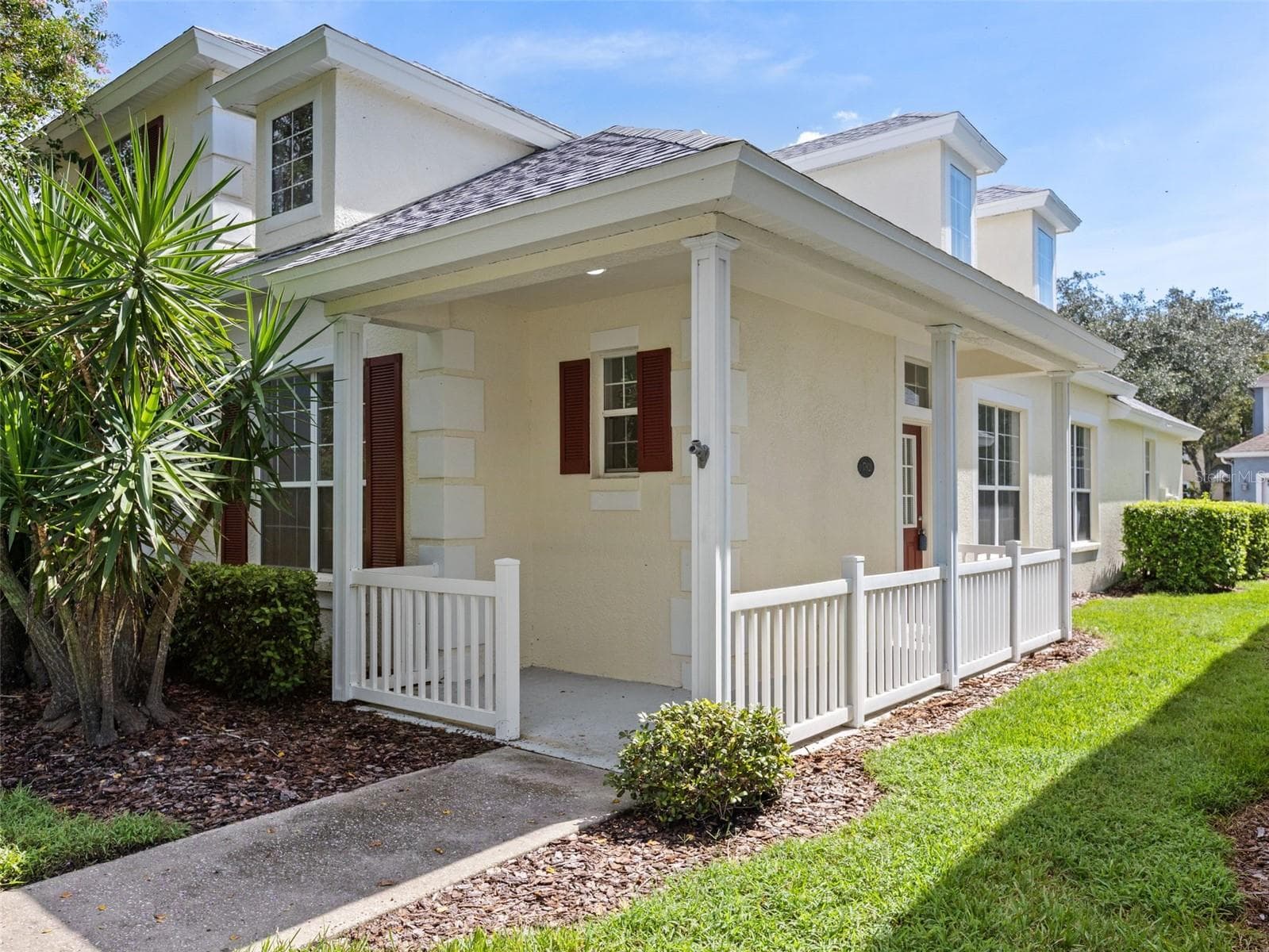 Front Entrance on Lake Reflections - 17912 HAVENVIEW LN, LUTZ