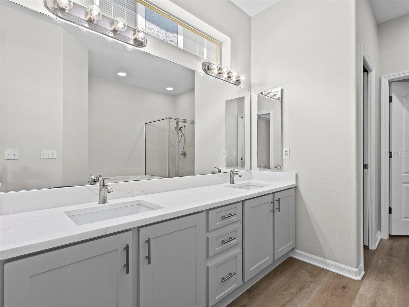Primary bathroom with double vanity sinks - 17912 HAVENVIEW LN, LUTZ