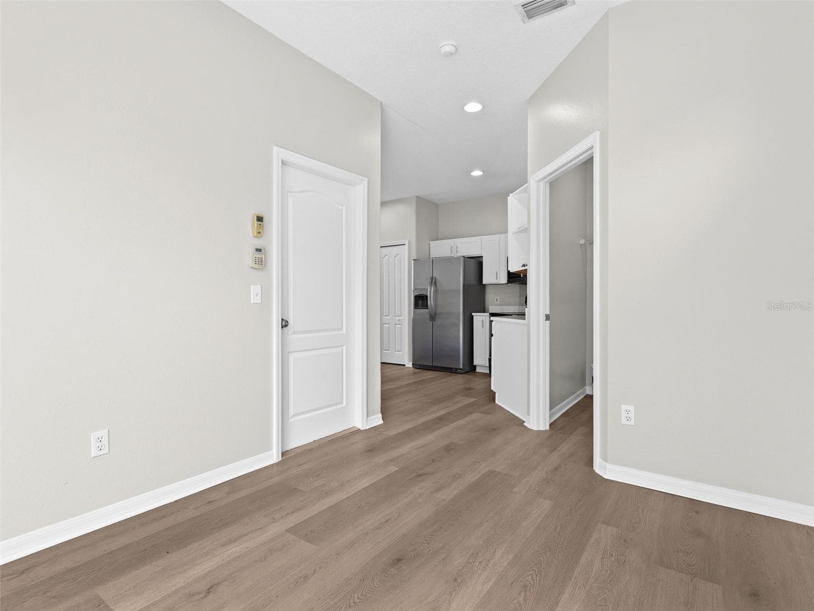 Entry to kitchen from dinette area - 17912 HAVENVIEW LN, LUTZ