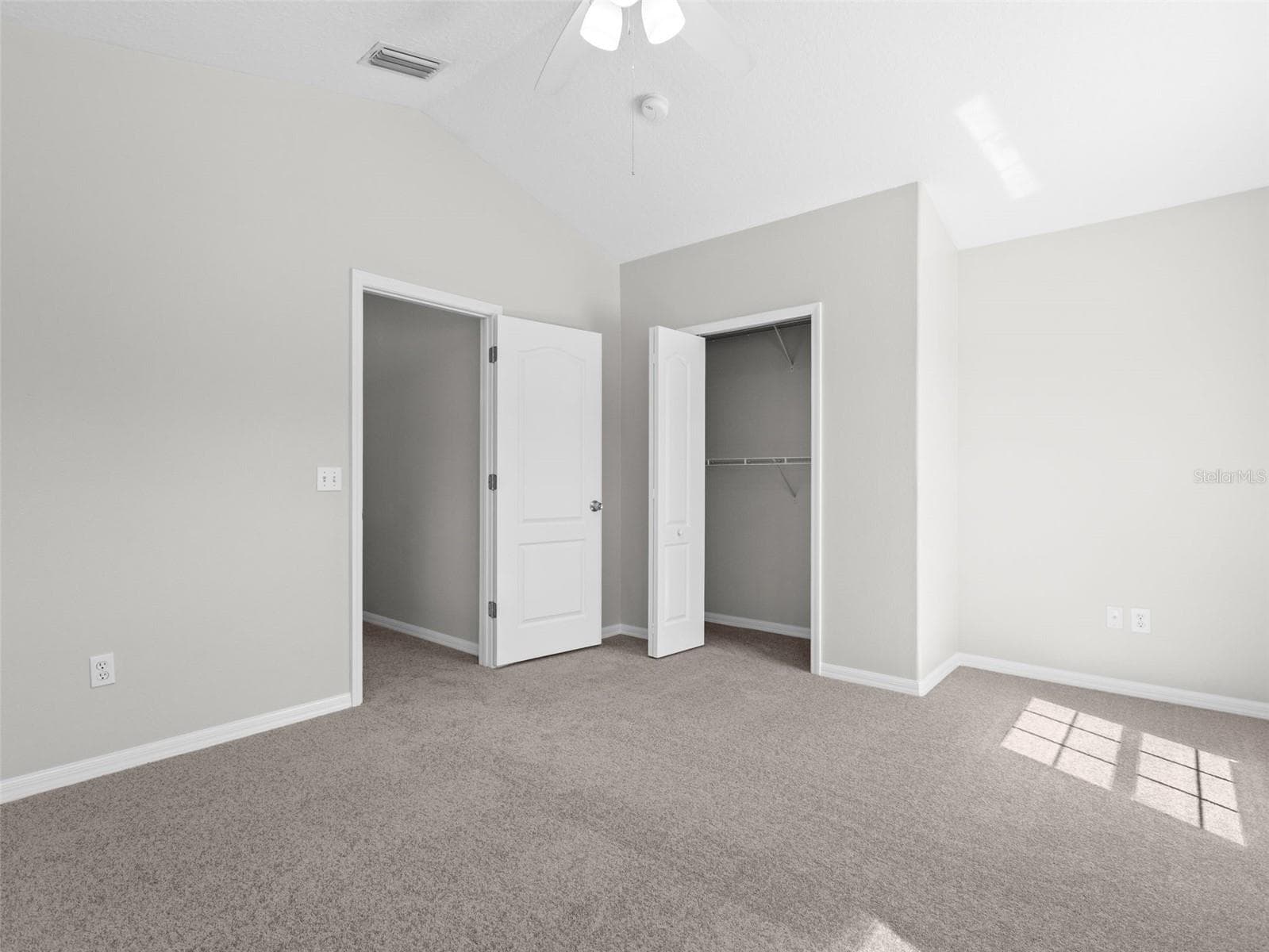 Upstairs bedroom with vaulted ceiling - 17912 HAVENVIEW LN, LUTZ