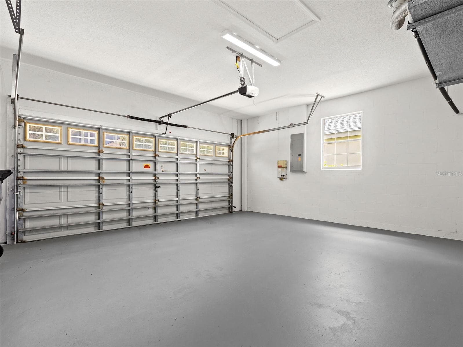 Garage with automatic opener - 17912 HAVENVIEW LN, LUTZ