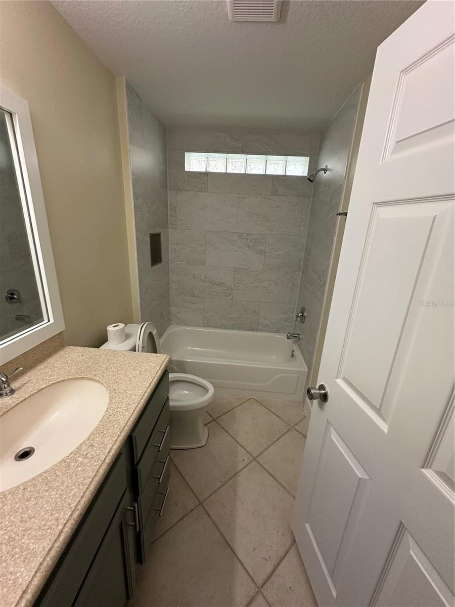 Hall Bath - 10 SUNNYSIDE DR, CLERMONT
