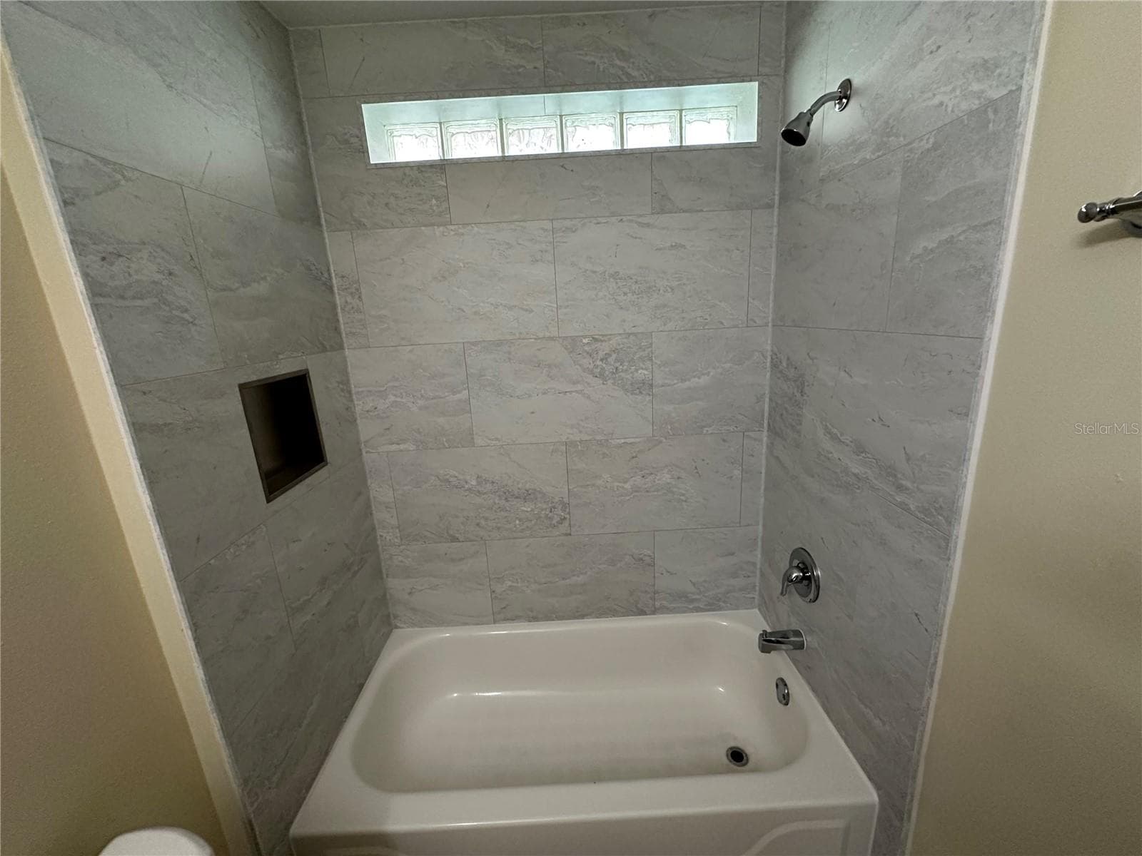 Hall Bath - 10 SUNNYSIDE DR, CLERMONT