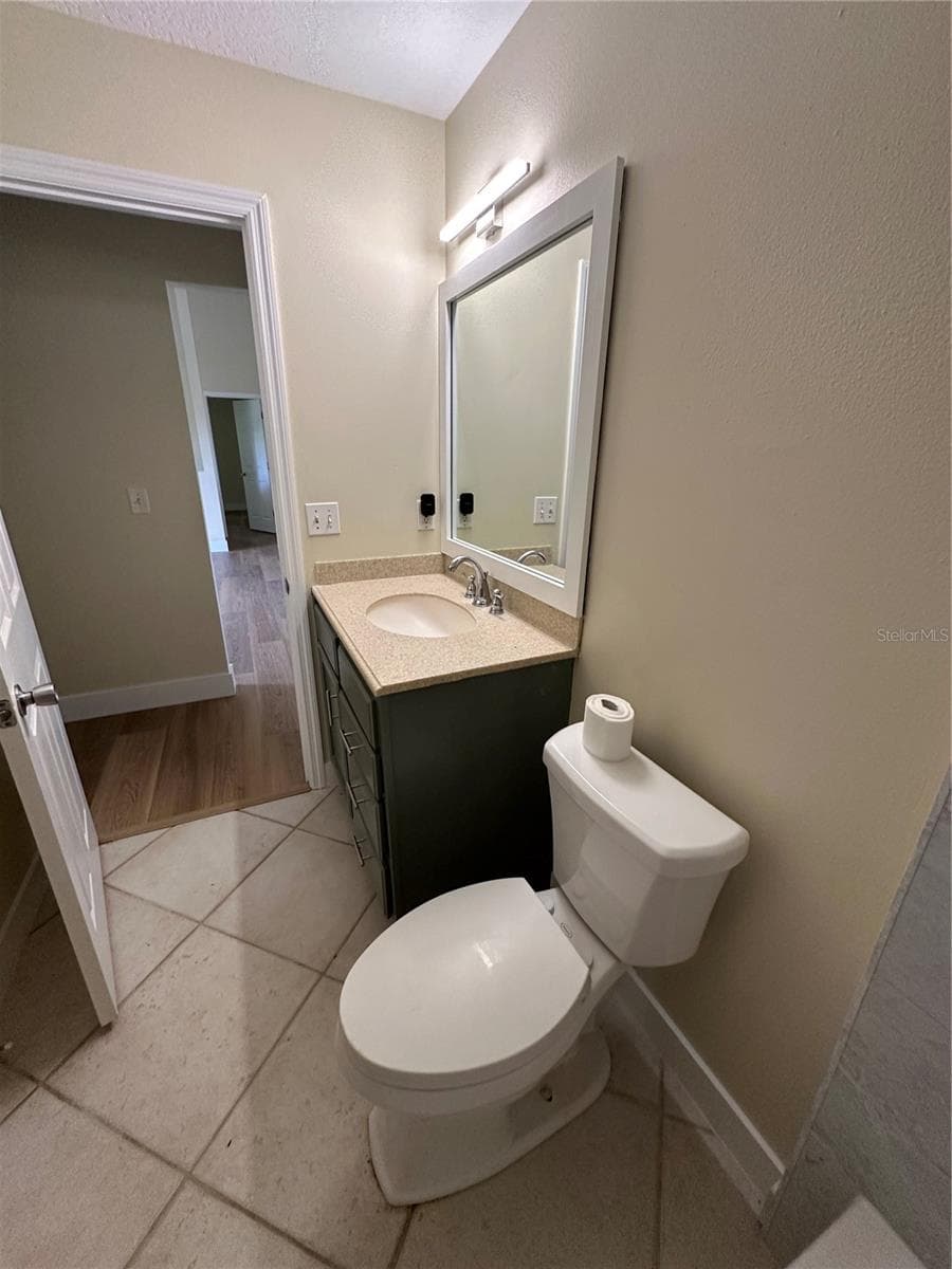Hall Bath - 10 SUNNYSIDE DR, CLERMONT