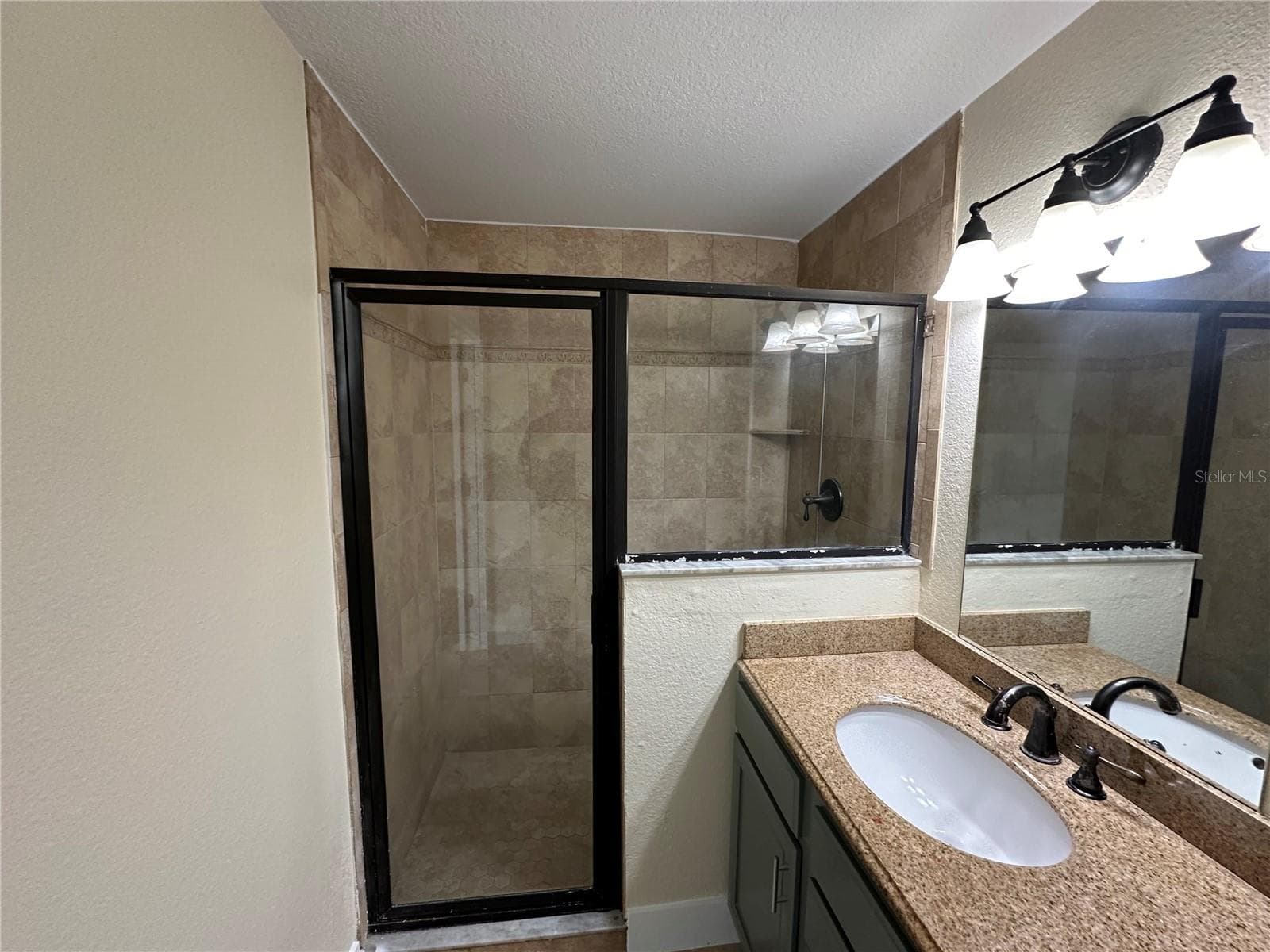 Jack-Jill Bath - 10 SUNNYSIDE DR, CLERMONT