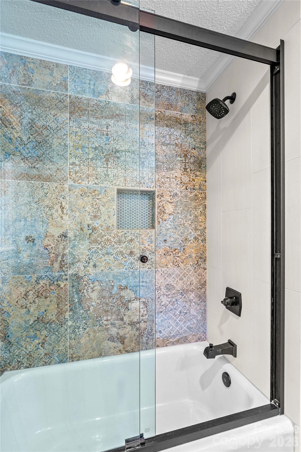 Main floor shower and tub - 150 Shady Cove Drive, Troutman