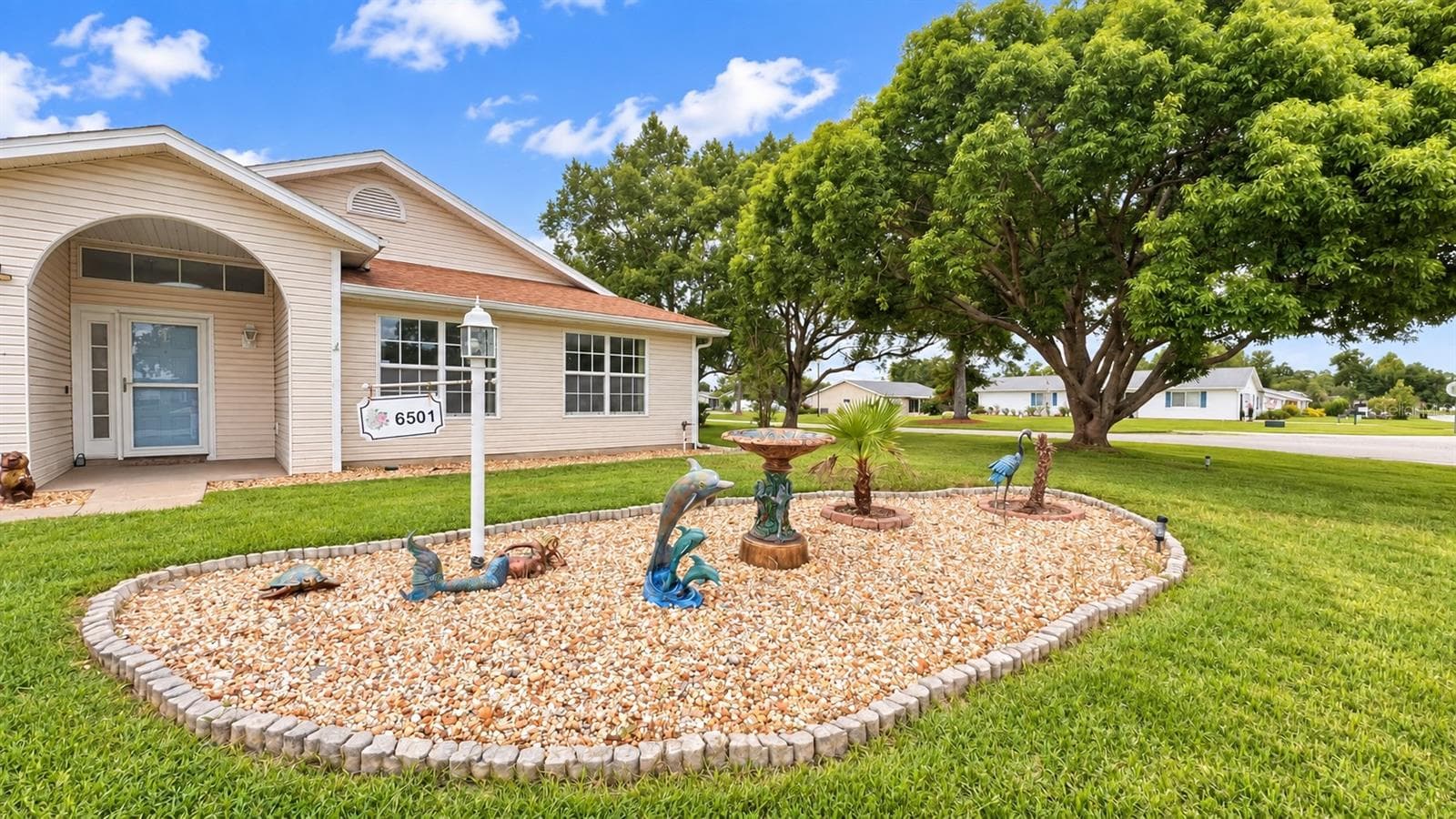 Tropical but tasteful decor greets you and guests. - 6501 SW 84TH PLACE RD, OCALA