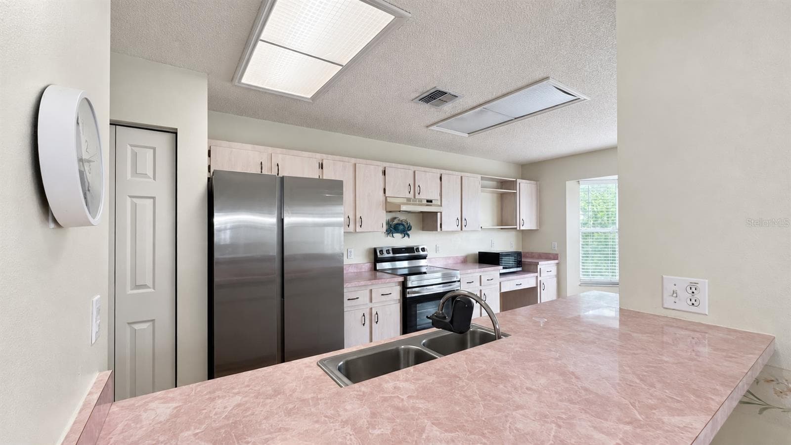 Large kitchen facing the enclosed lanai and backyard. - 6501 SW 84TH PLACE RD, OCALA