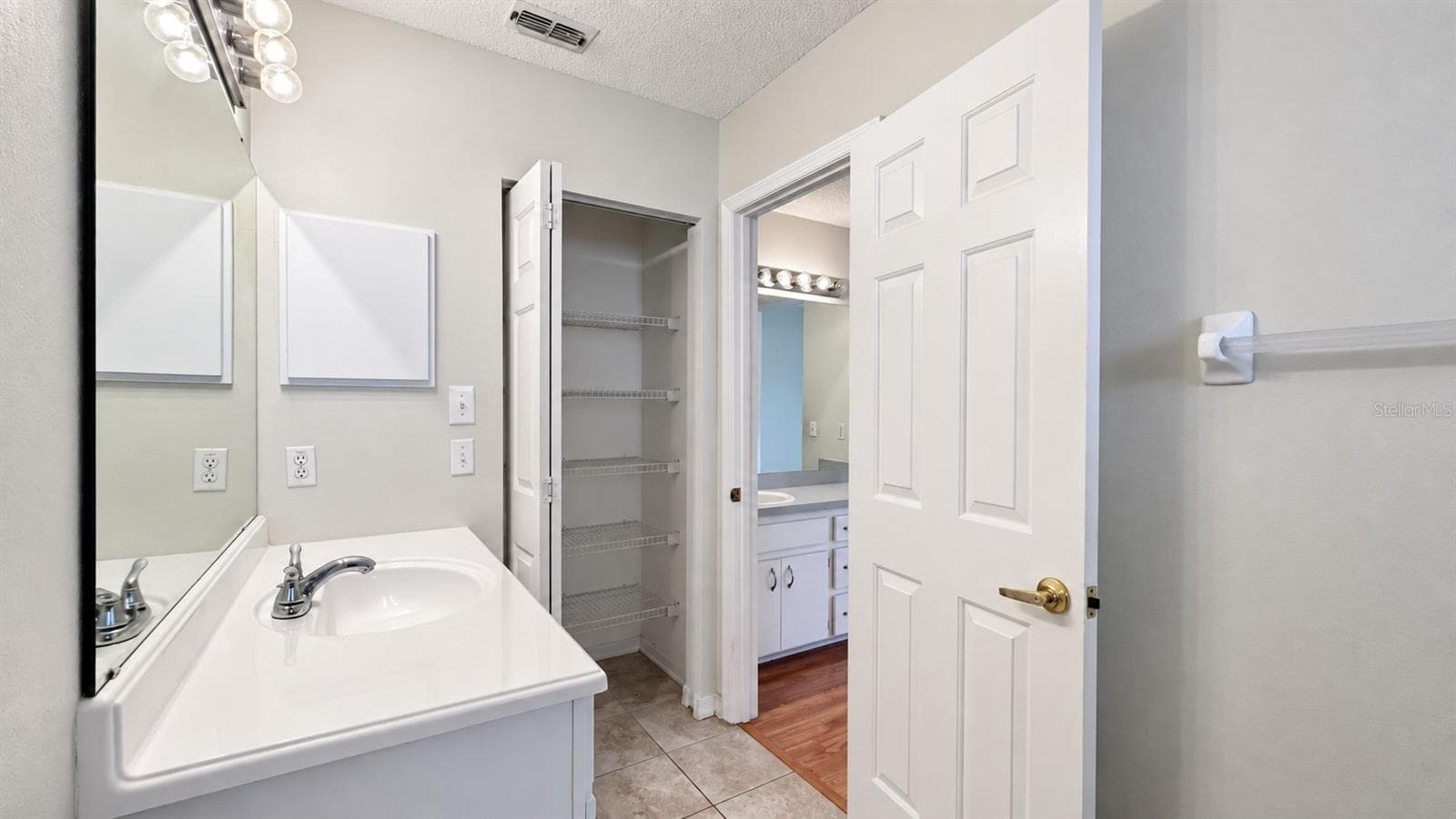 Master bedroom en-suite bath with large WIC. - 6501 SW 84TH PLACE RD, OCALA