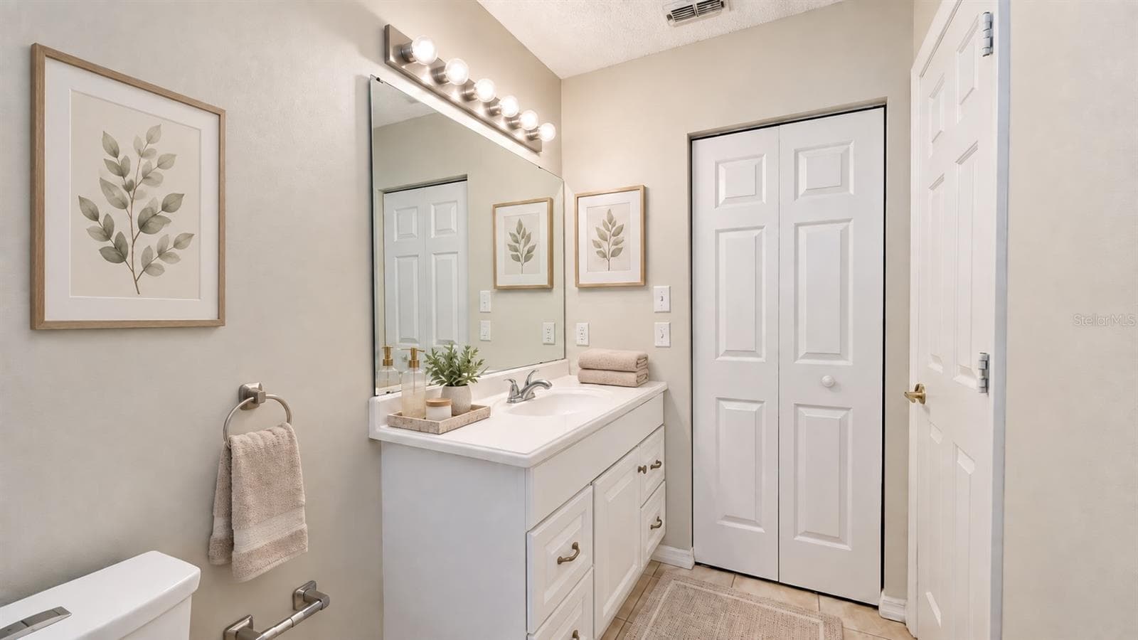 Master bedroom en-suite bath with large WIC. - 6501 SW 84TH PLACE RD, OCALA