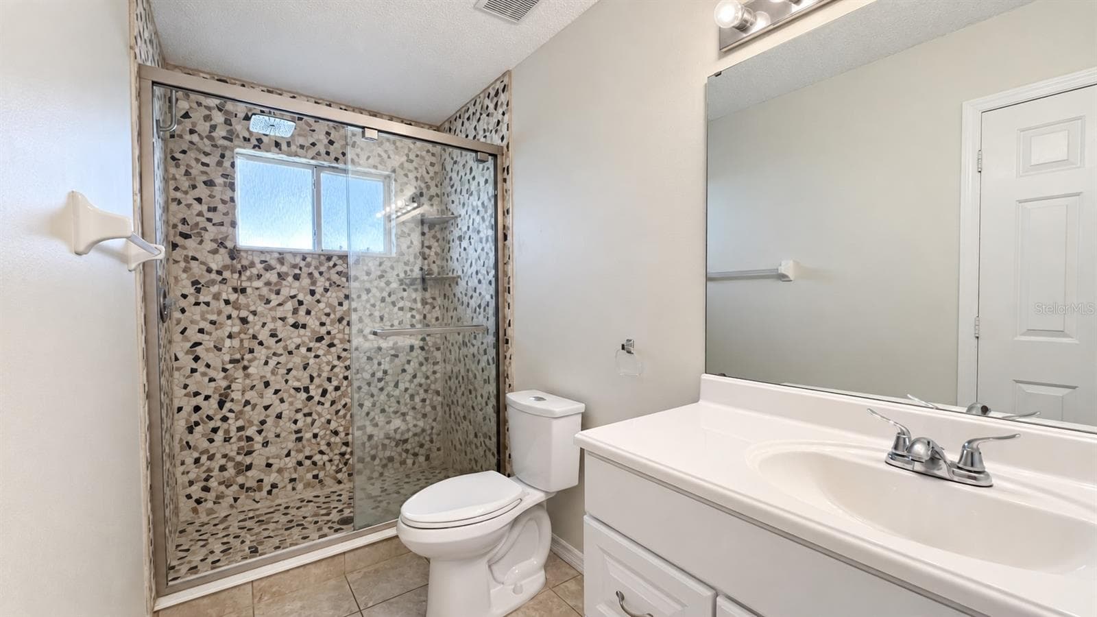 Master bedroom en-suite bath with large WIC. - 6501 SW 84TH PLACE RD, OCALA