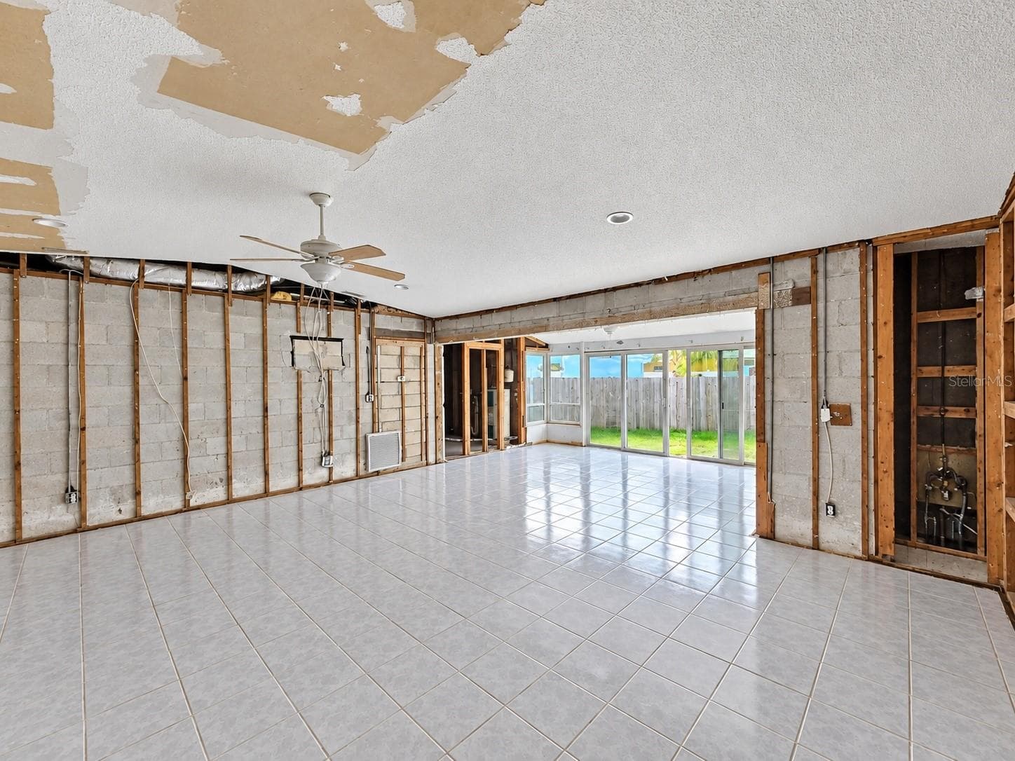 Living Family Room - 13401 1ST ST E, MADEIRA BEACH