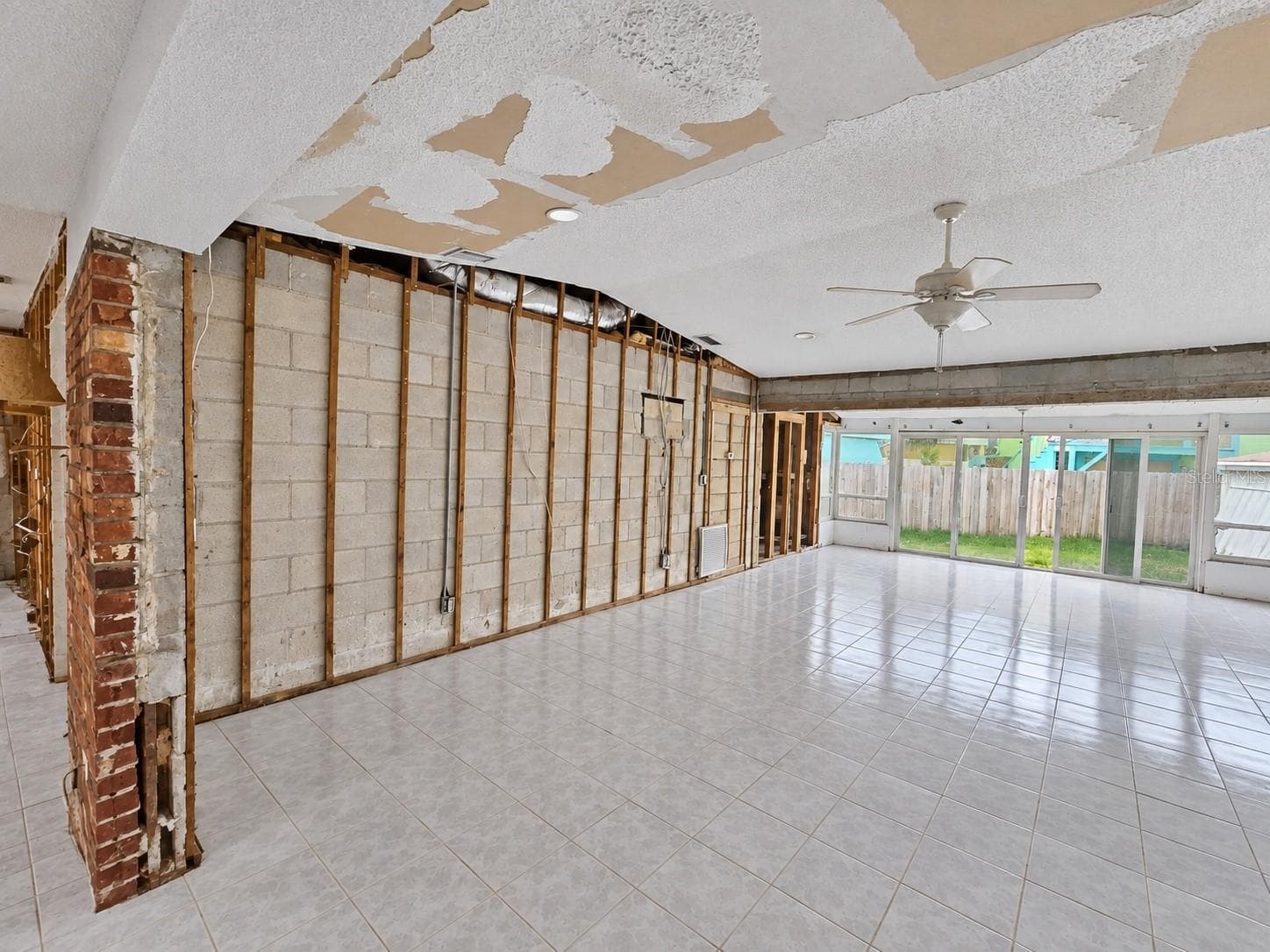 Living / Family room - 13401 1ST ST E, MADEIRA BEACH