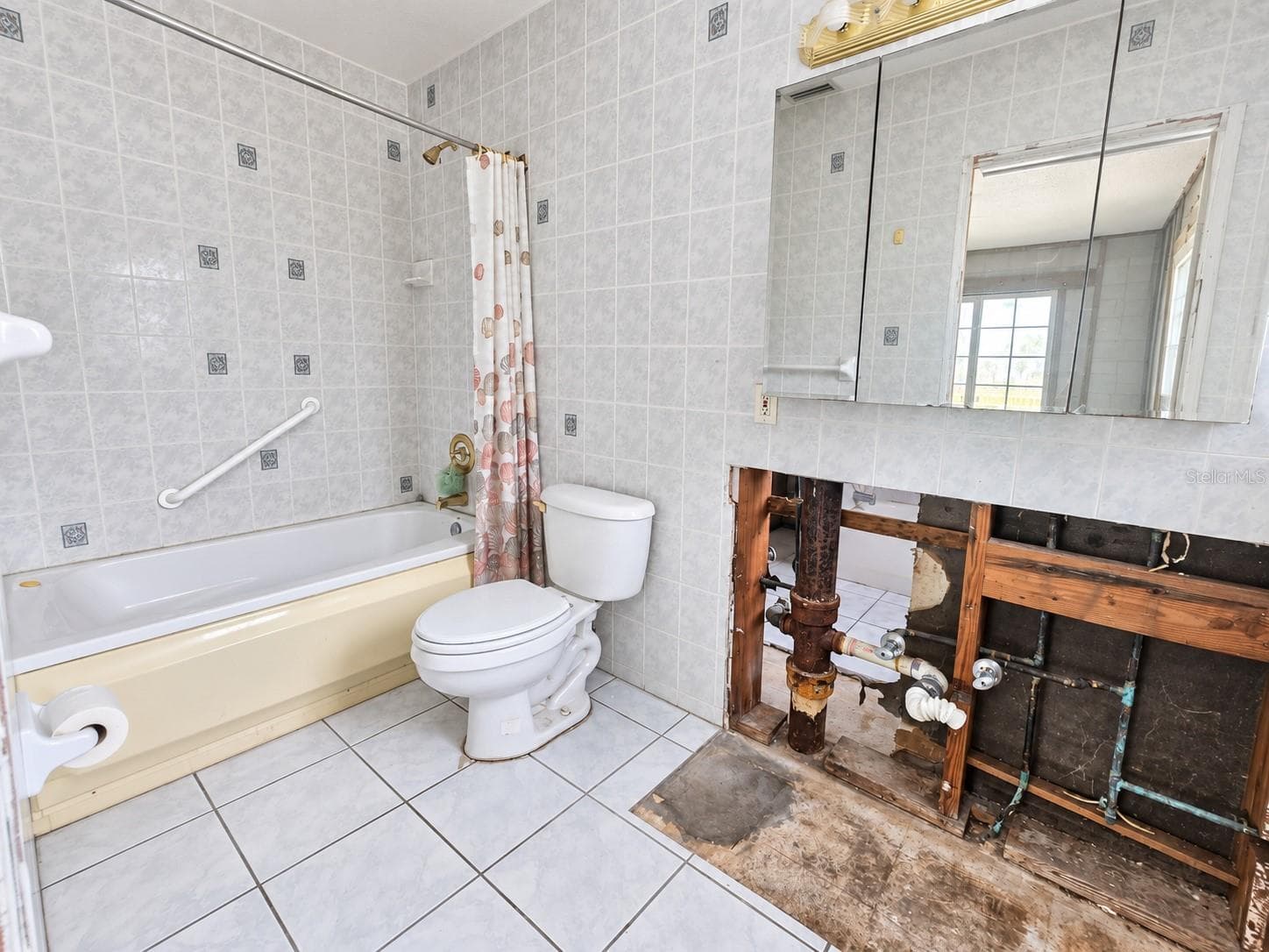 Primary Bathroom - 13401 1ST ST E, MADEIRA BEACH
