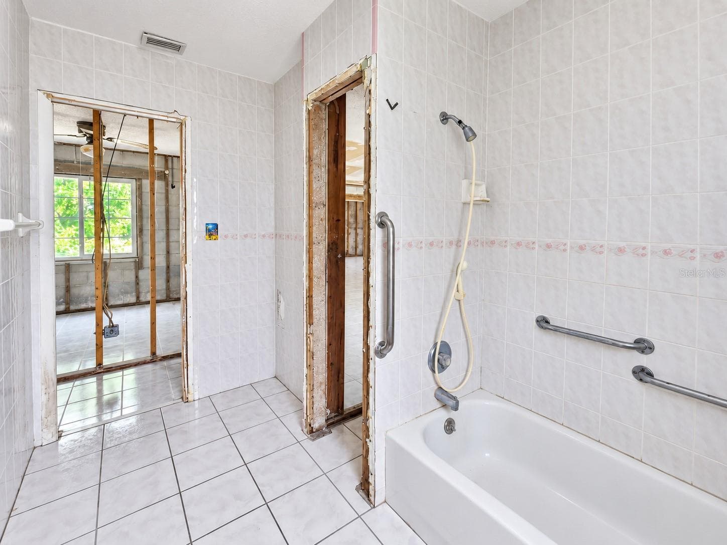 Guest Bathroom - 13401 1ST ST E, MADEIRA BEACH