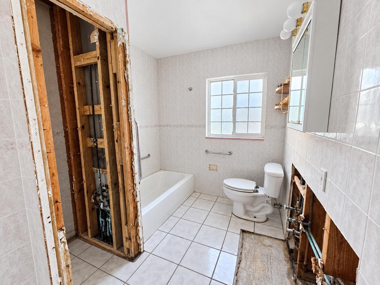 Guest Bathroom - 13401 1ST ST E, MADEIRA BEACH
