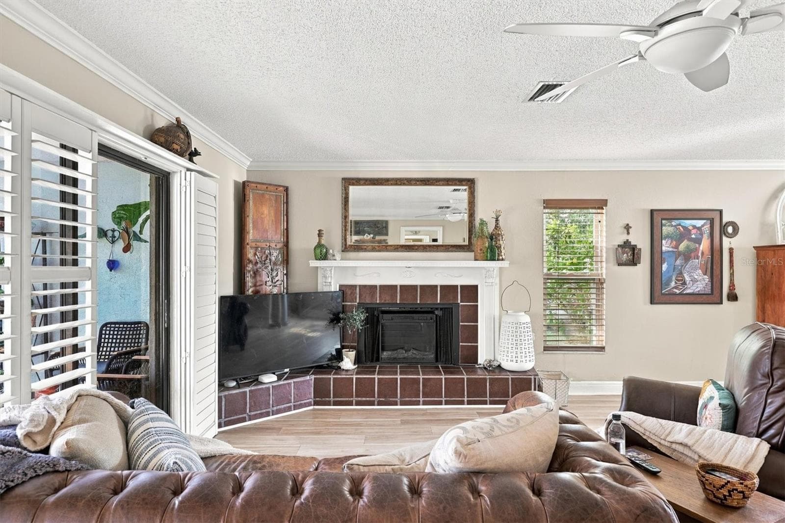 Great room with electric fireplace - 3828 EASTON ST, SARASOTA