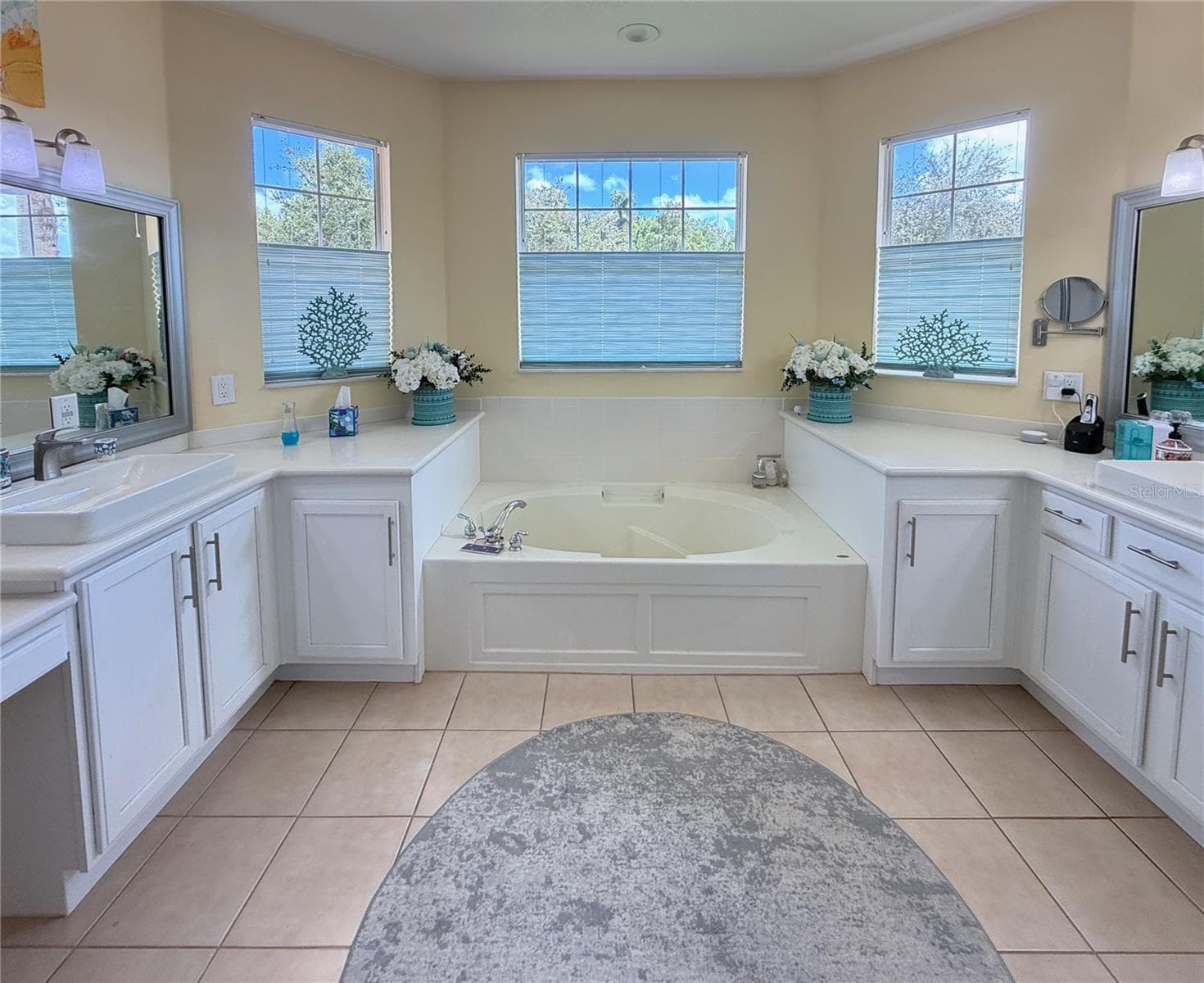Primary Bathroom w/ Dual Vanities & Tub - 157 SORRENTO RD, POINCIANA