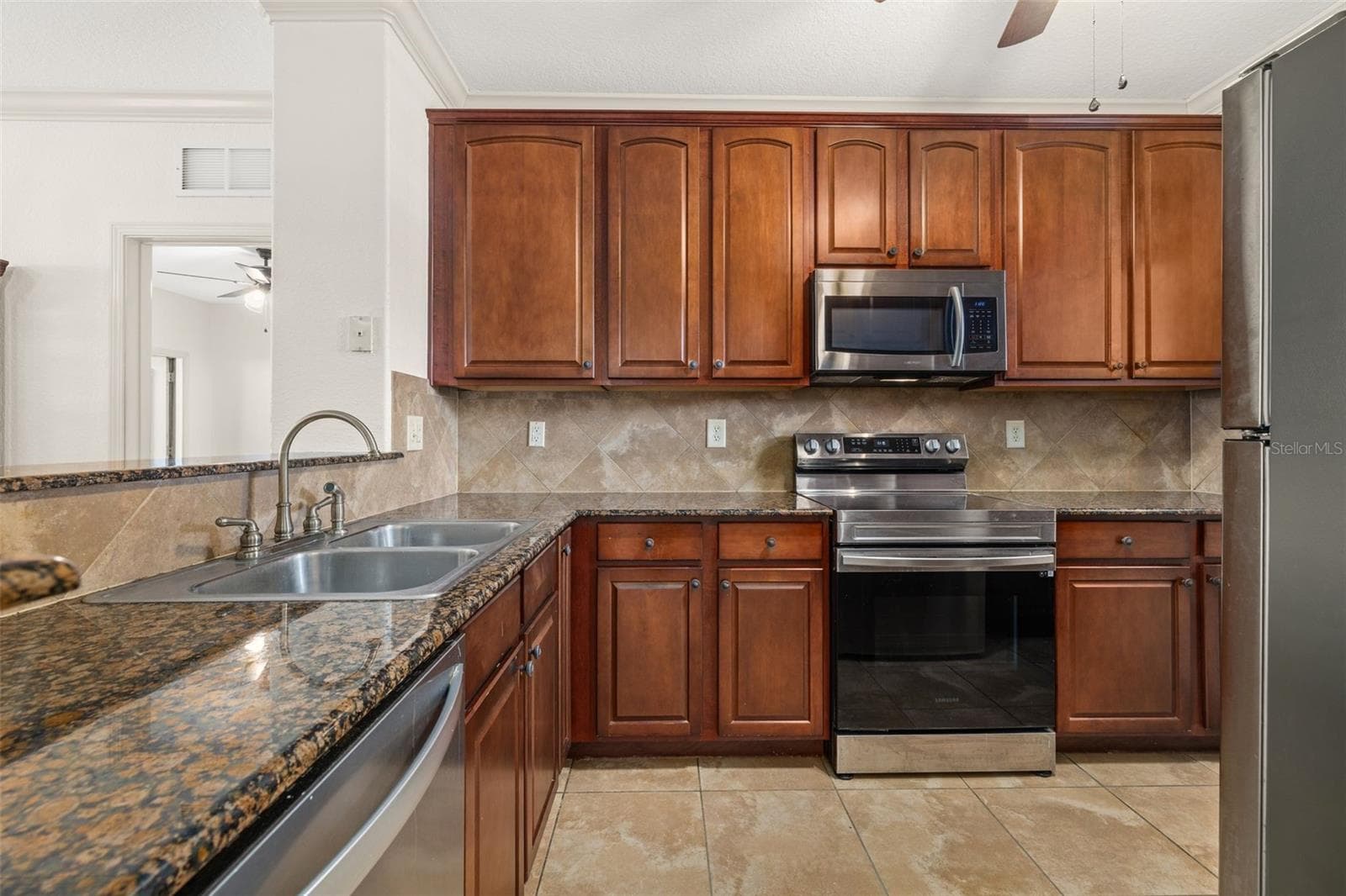 Stainless steel appliances - 901 CHARO PKWY #716, DAVENPORT