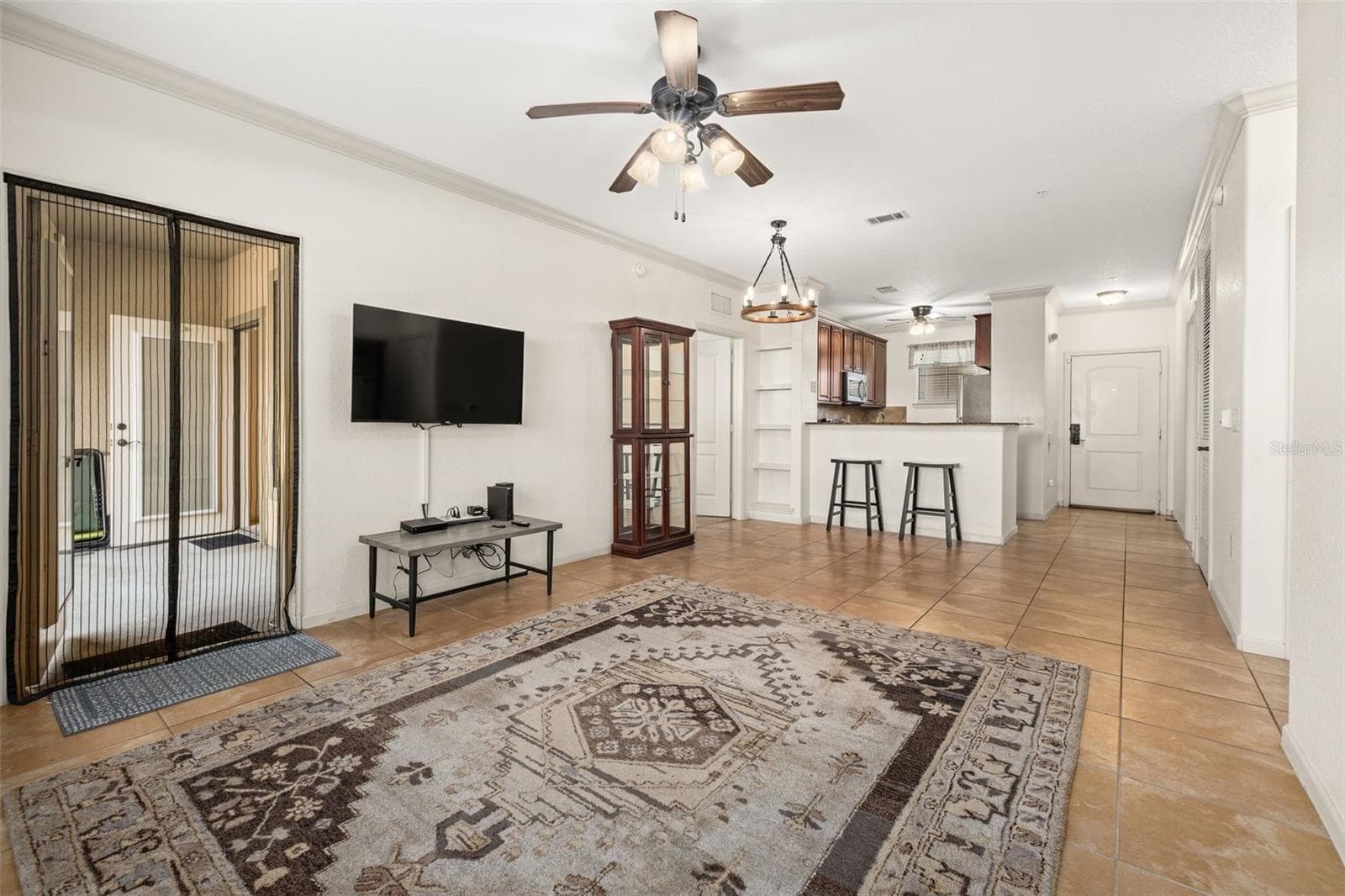 View of the open living space - 901 CHARO PKWY #716, DAVENPORT
