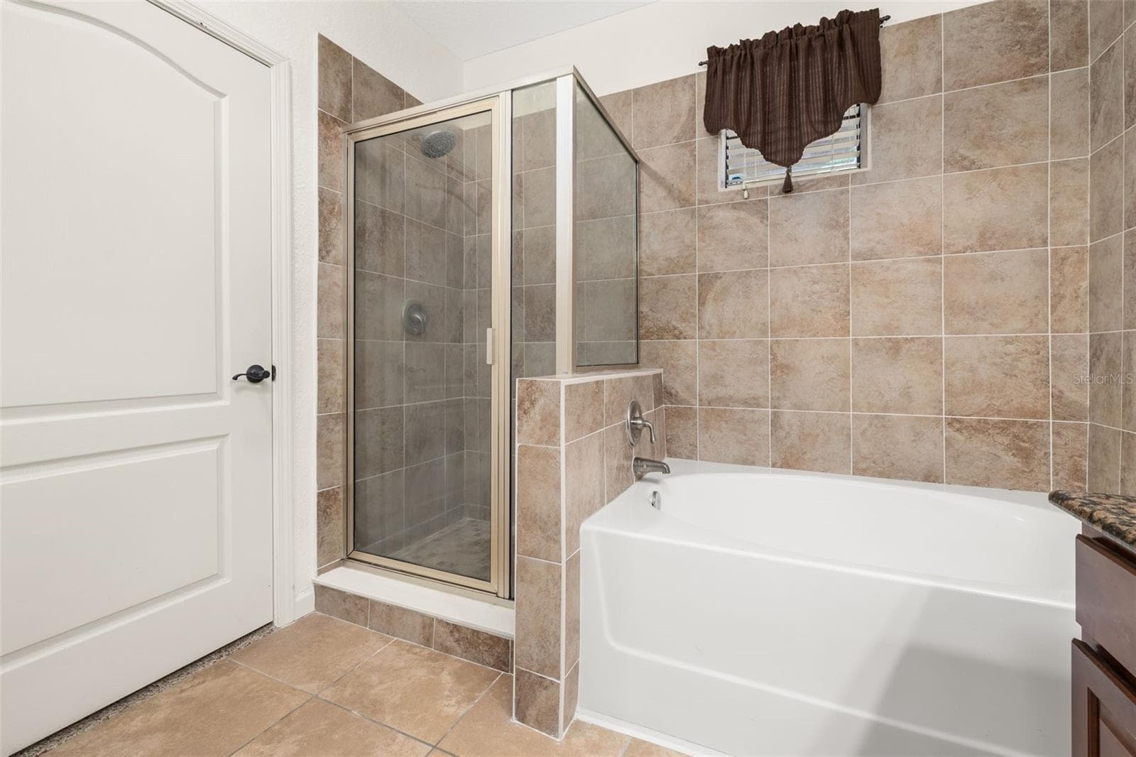 Soaking tub and walk-in shower - 901 CHARO PKWY #716, DAVENPORT