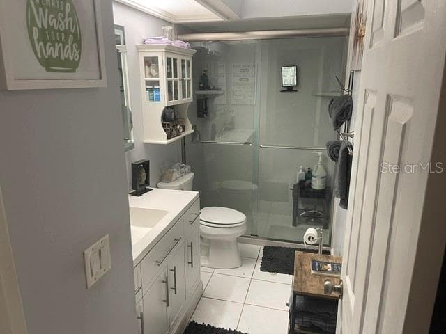 Guest bathroom between bedrooms 2 & 3 - 2250 SPRINGWOOD CIR W, CLEARWATER
