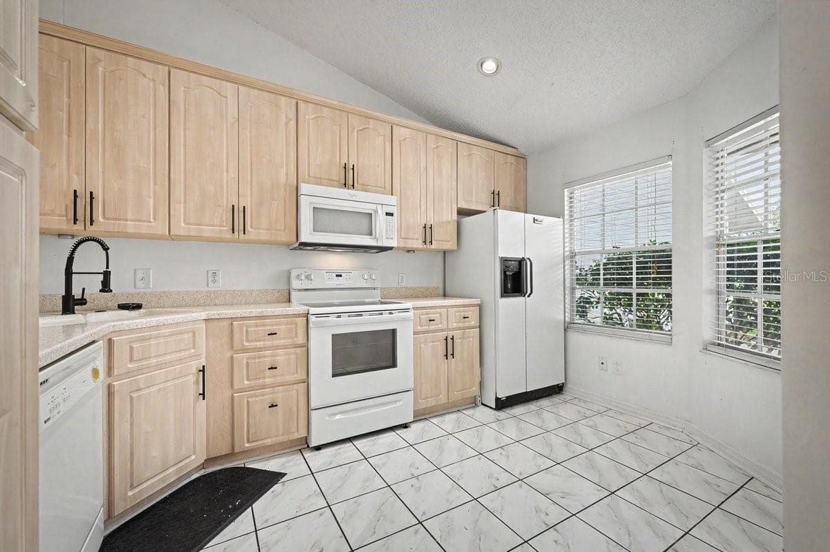 Townhouse at 4574 WANDERING OAKS CT, JACKSONVILLE, photo 6 of 35