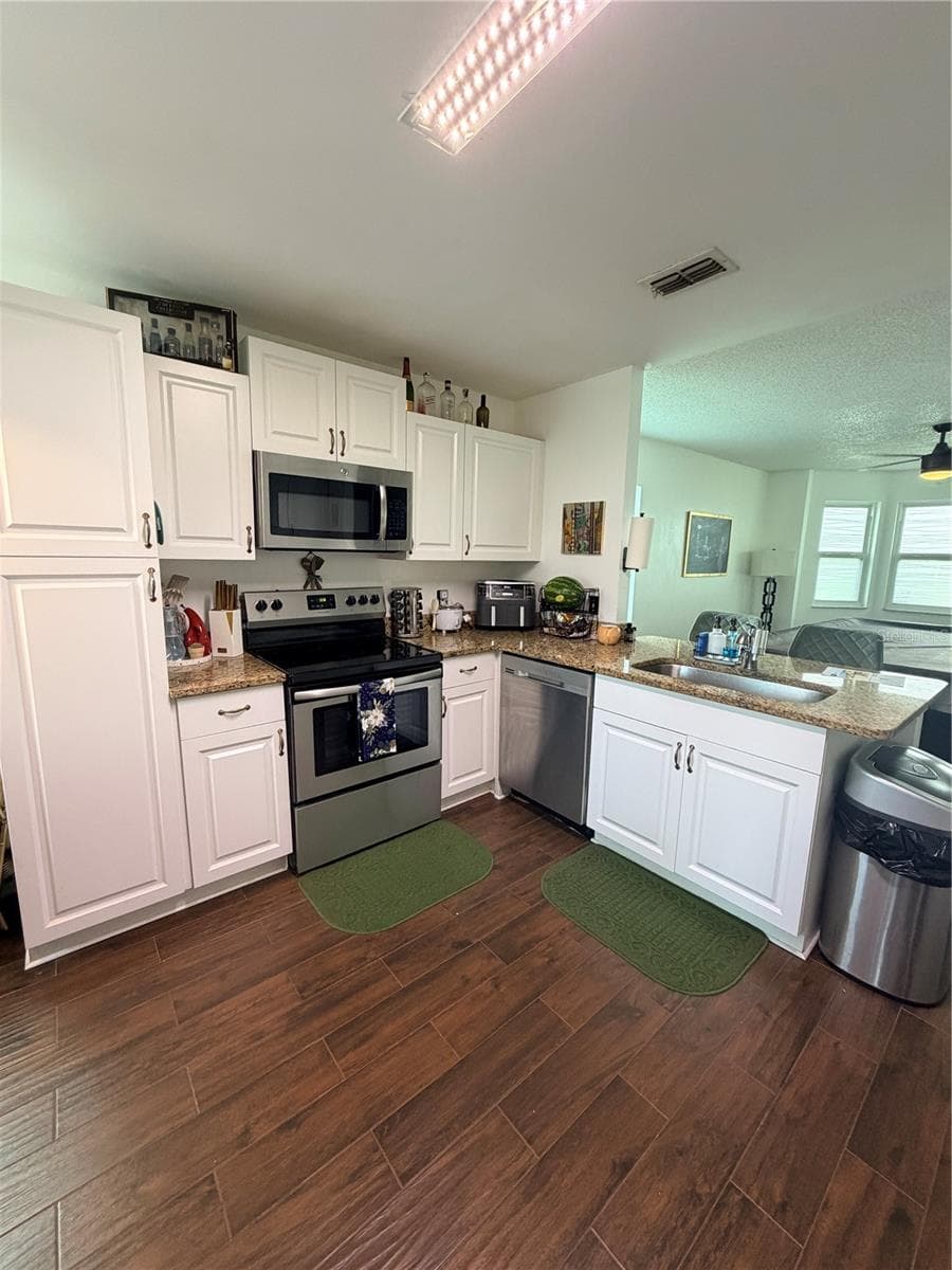 Kitchen - 401 CHANCELLOR CT, ST CLOUD