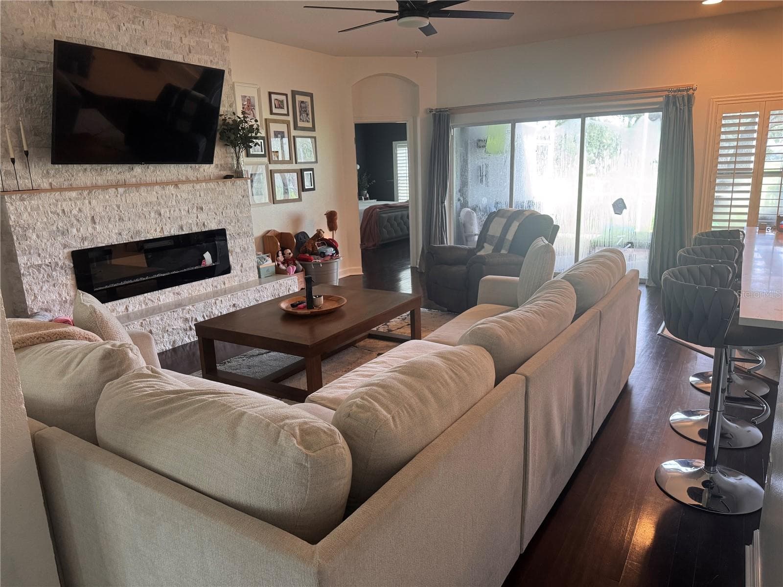 Single Family Residence at 1322 EMERALD HILL WAY, VALRICO, photo 2 of 29