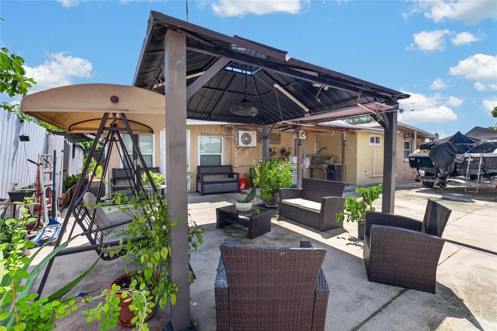 Spacious covered outdoor living area - 1727 WAIKIKI WAY, TAMPA