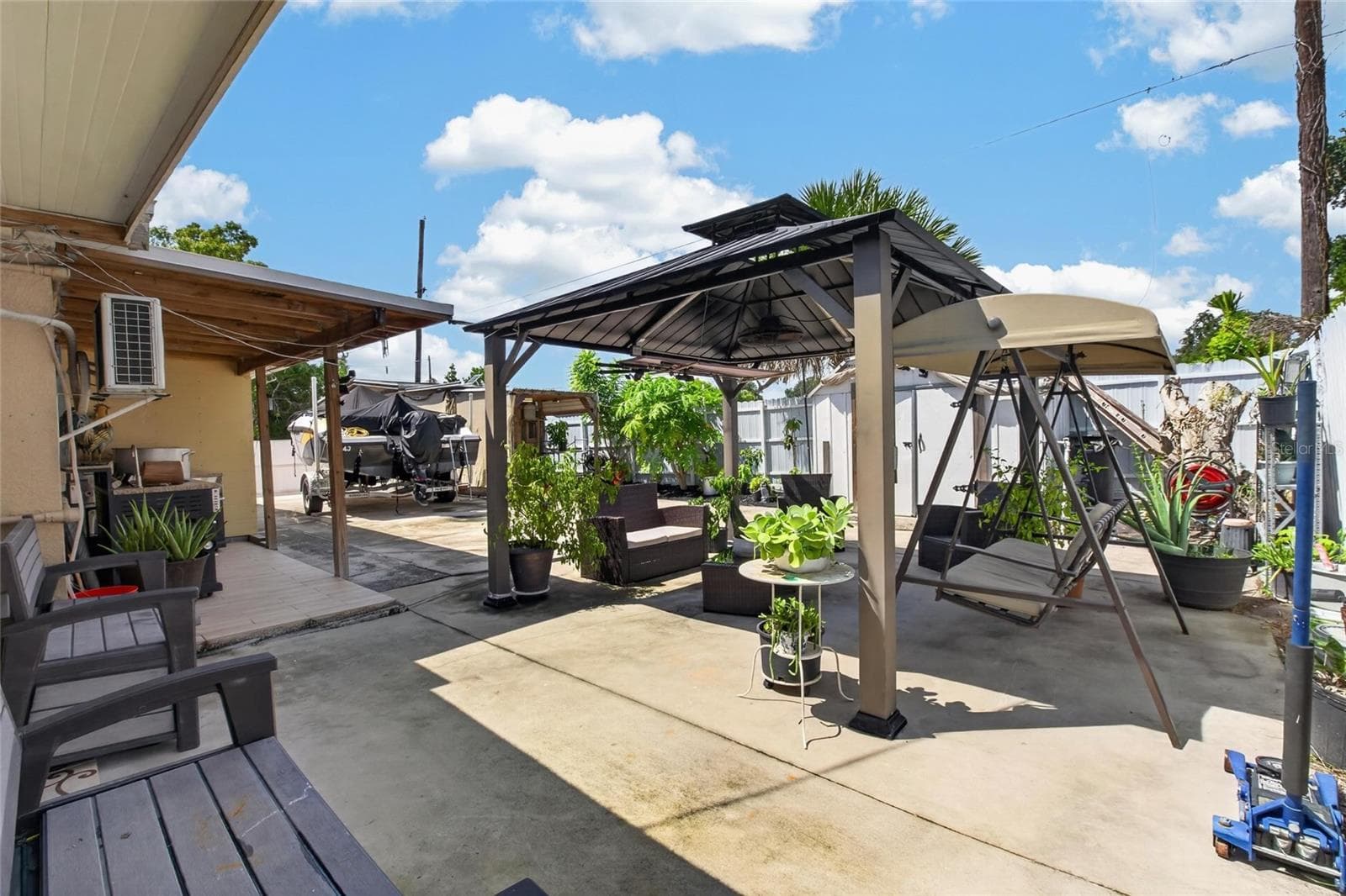 Spacious covered outdoor living area - 1727 WAIKIKI WAY, TAMPA