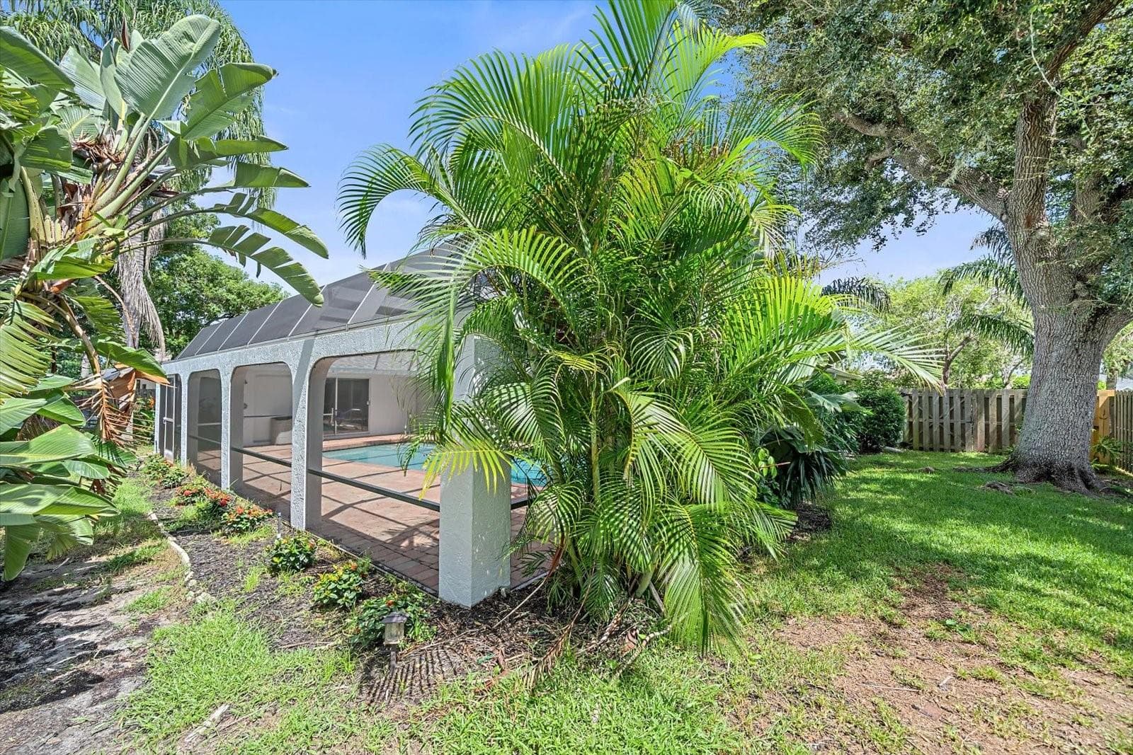 Very Private Fenced Yard - 6840 COUNTRY LAKES CIR, SARASOTA