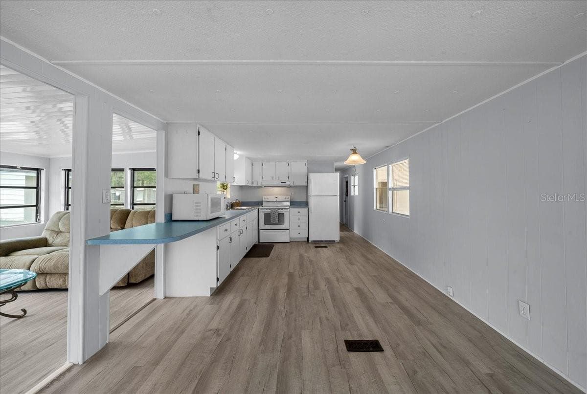 Vinyl Plank Flooring - 1314 TEAKWOOD LN, LADY LAKE