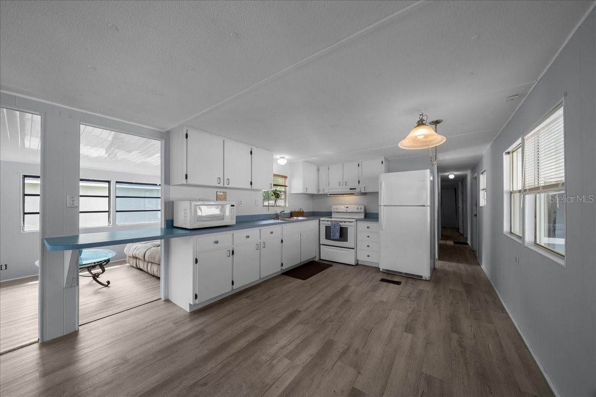 Kitchen - 1314 TEAKWOOD LN, LADY LAKE