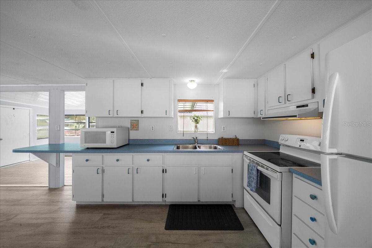 Kitchen Features Pass-thru window - 1314 TEAKWOOD LN, LADY LAKE